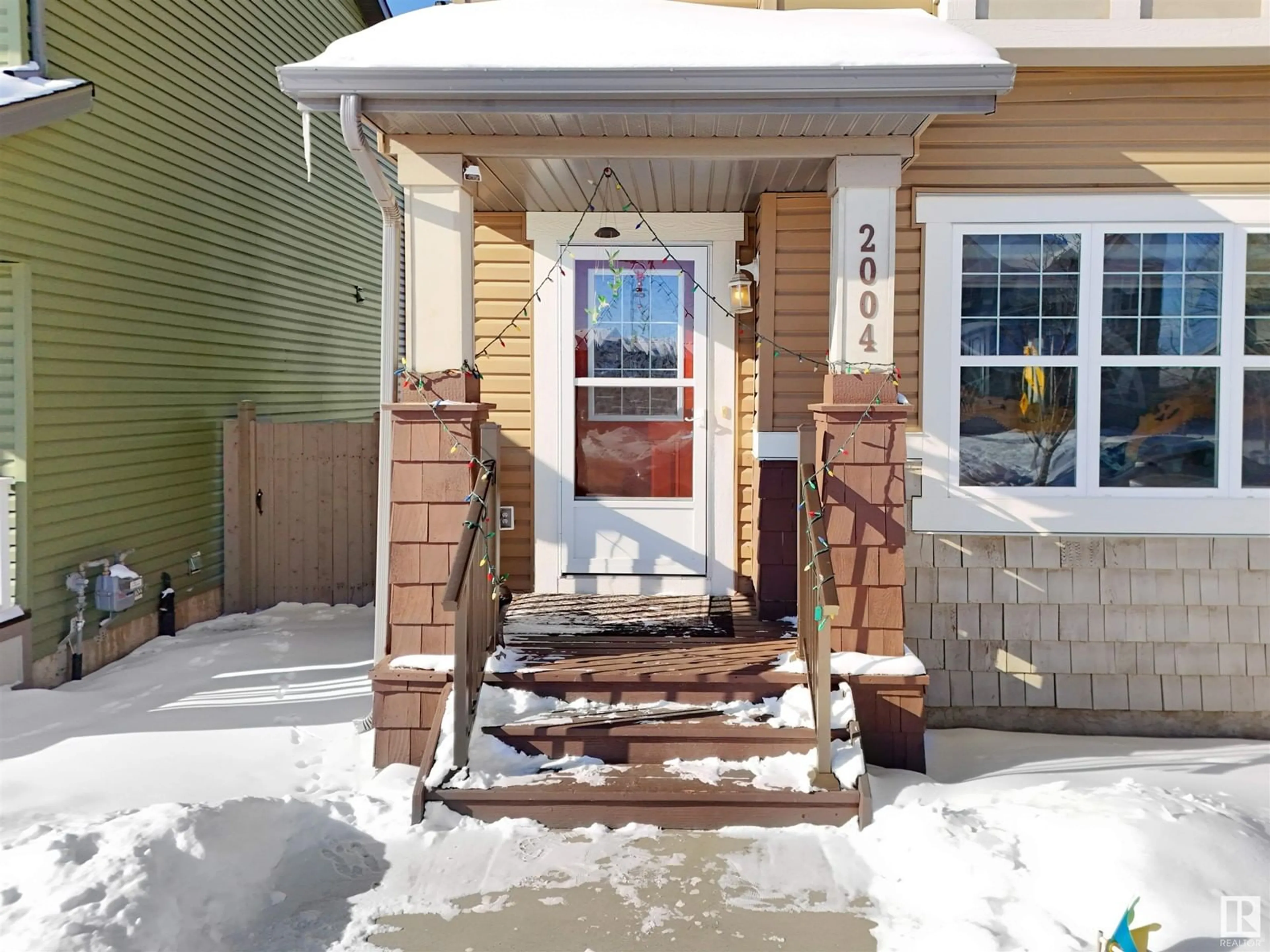 Indoor entryway for 2004 32 ST NW, Edmonton Alberta T6T0L8