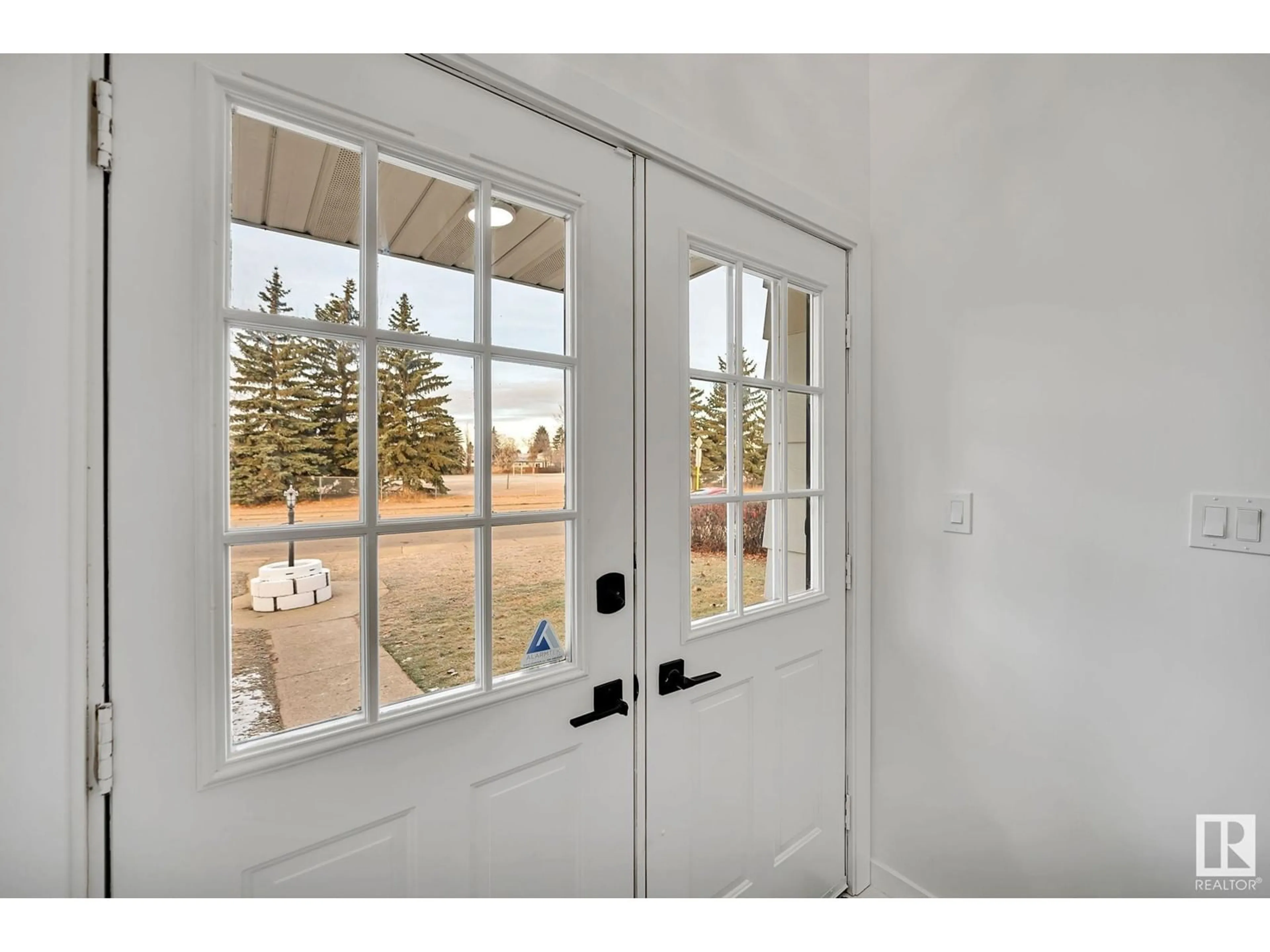 Indoor entryway for 1350 KNOTTWOOD RD E NW NW, Edmonton Alberta T6K2J8