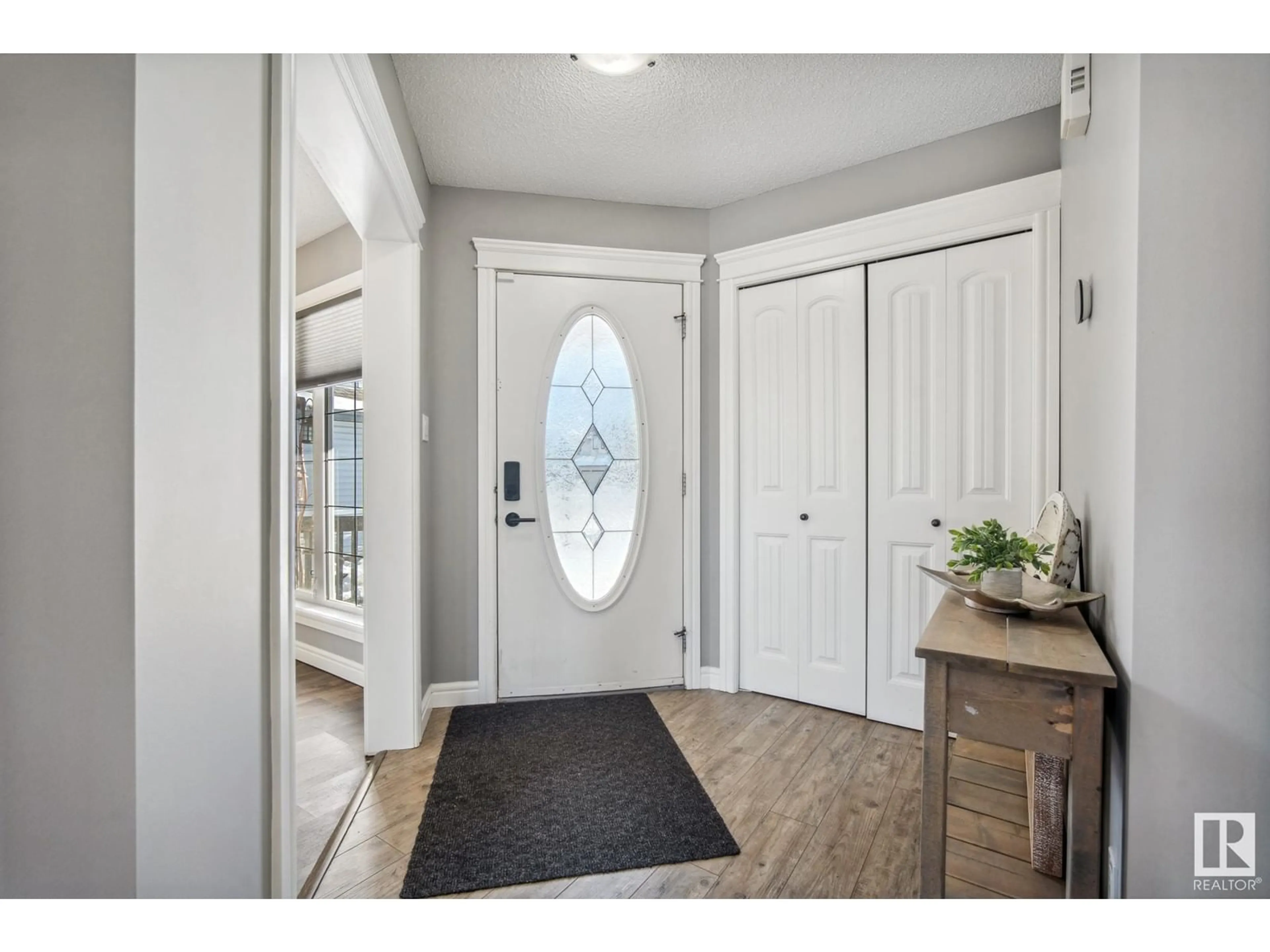 Indoor entryway for 32 SUMMERCOURT TERRACE, Sherwood Park Alberta T8H2W1