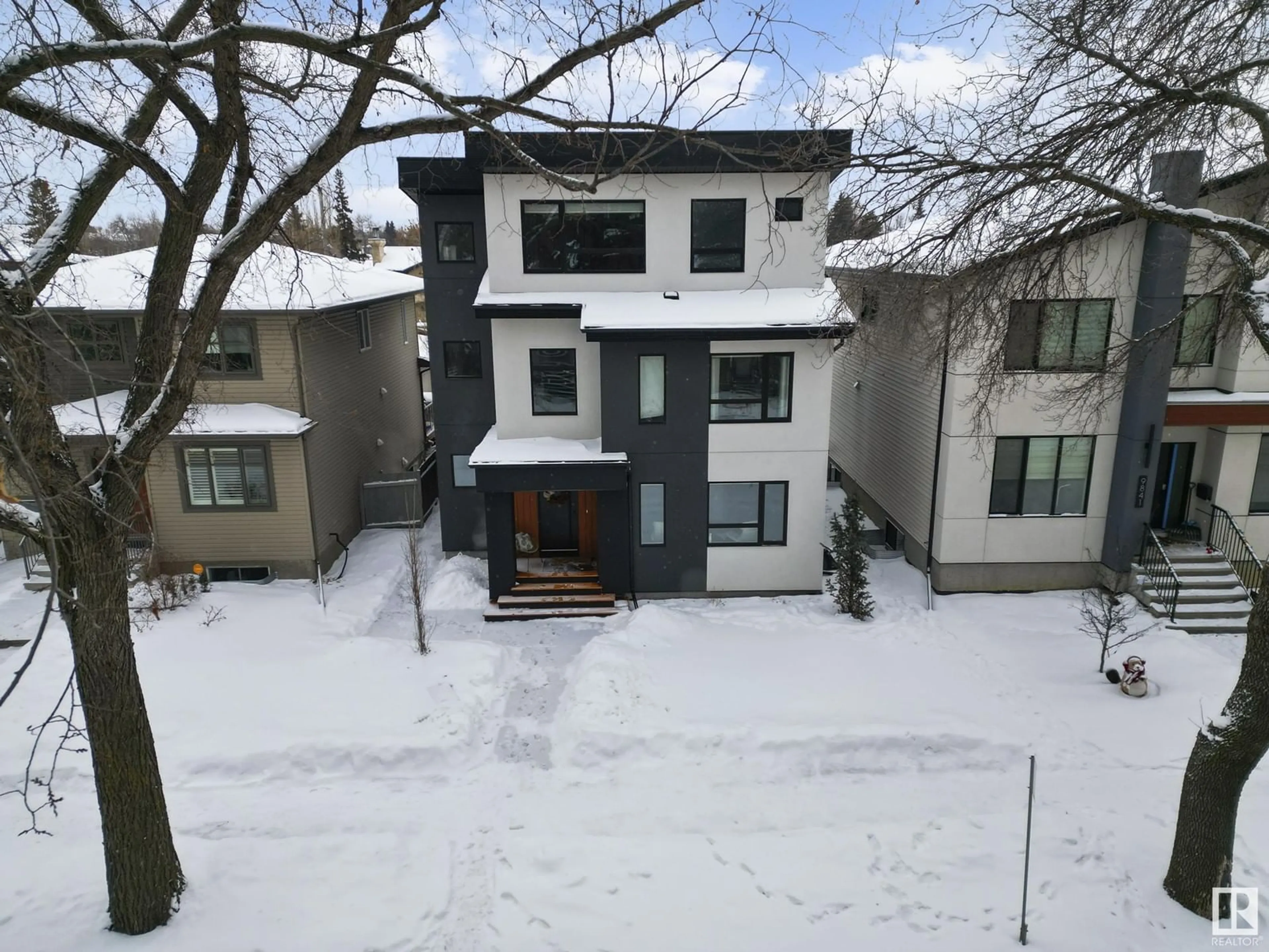 A pic from outside/outdoor area/front of a property/back of a property/a pic from drone, unknown for 9837 77 AV NW, Edmonton Alberta T6E1M3