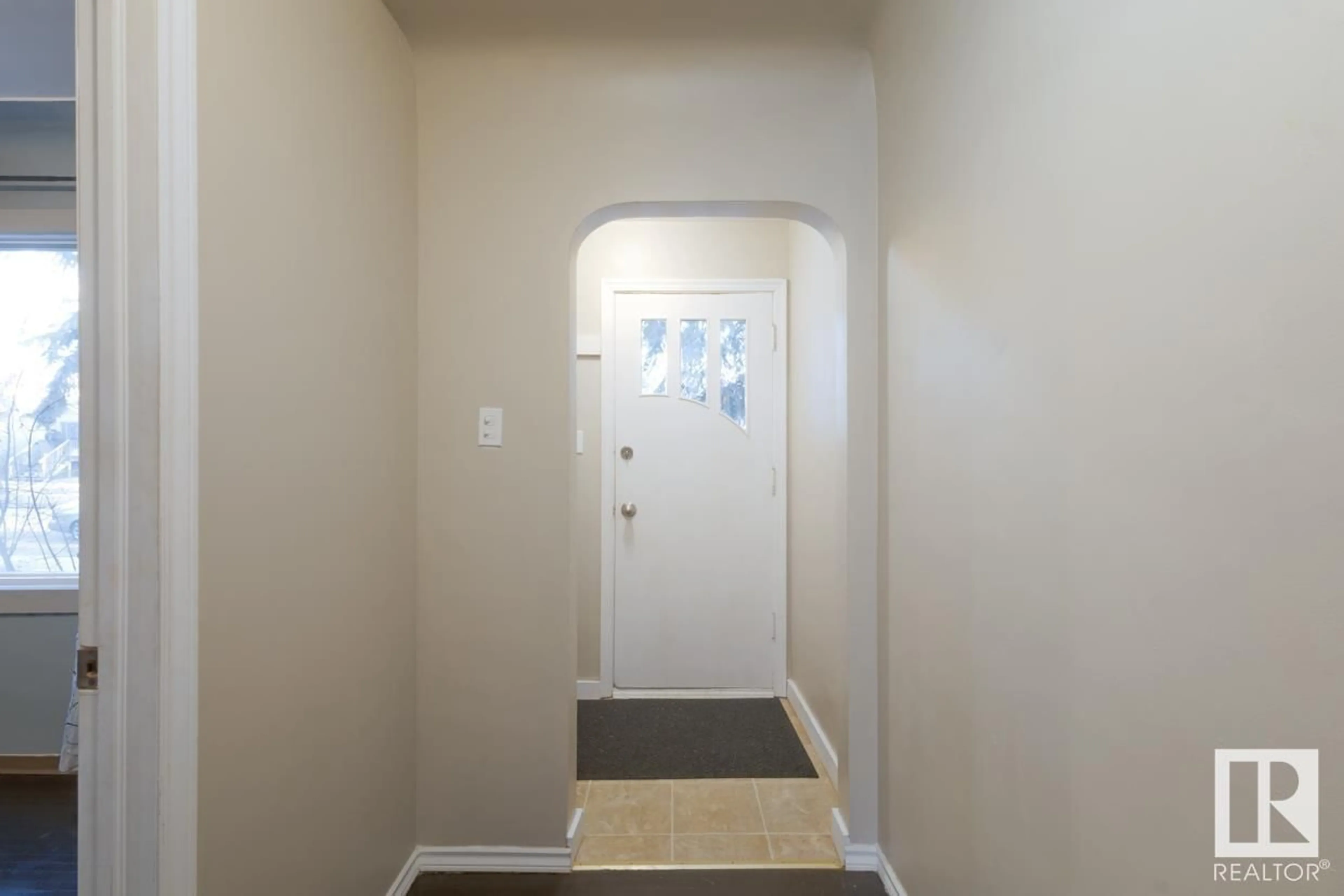 Indoor entryway for 10944 74 AV NW, Edmonton Alberta T6G0E6