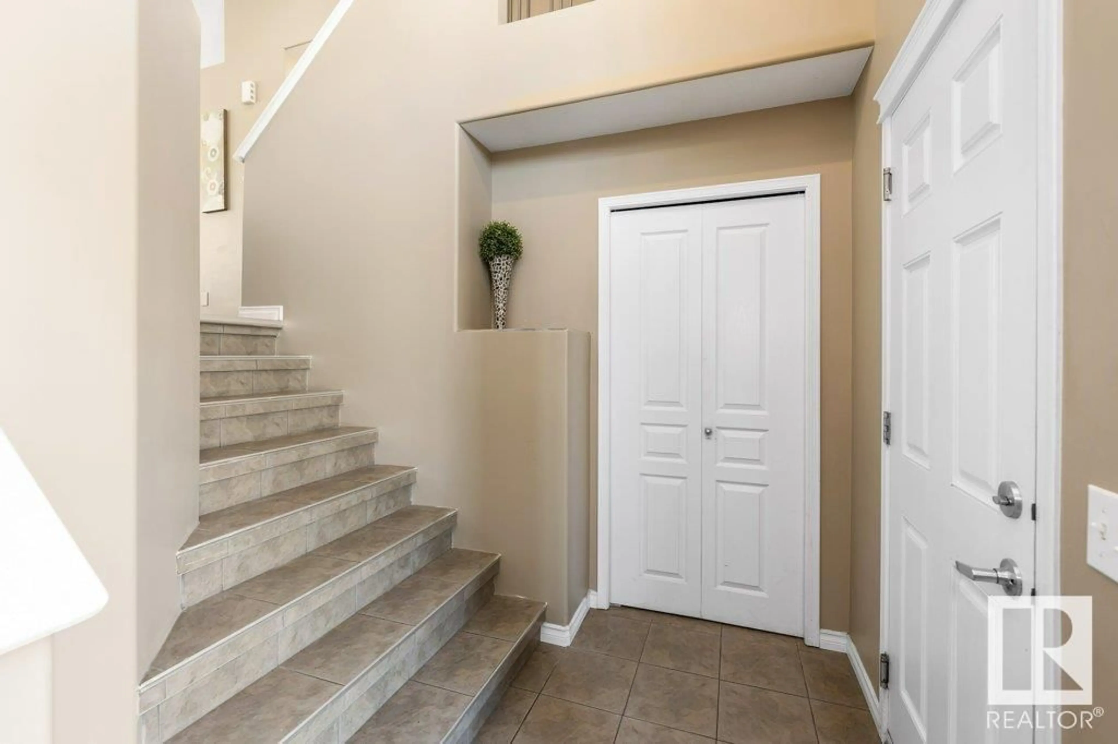 Indoor entryway for 42 ELLINGTON CR, St. Albert Alberta T8N4B9