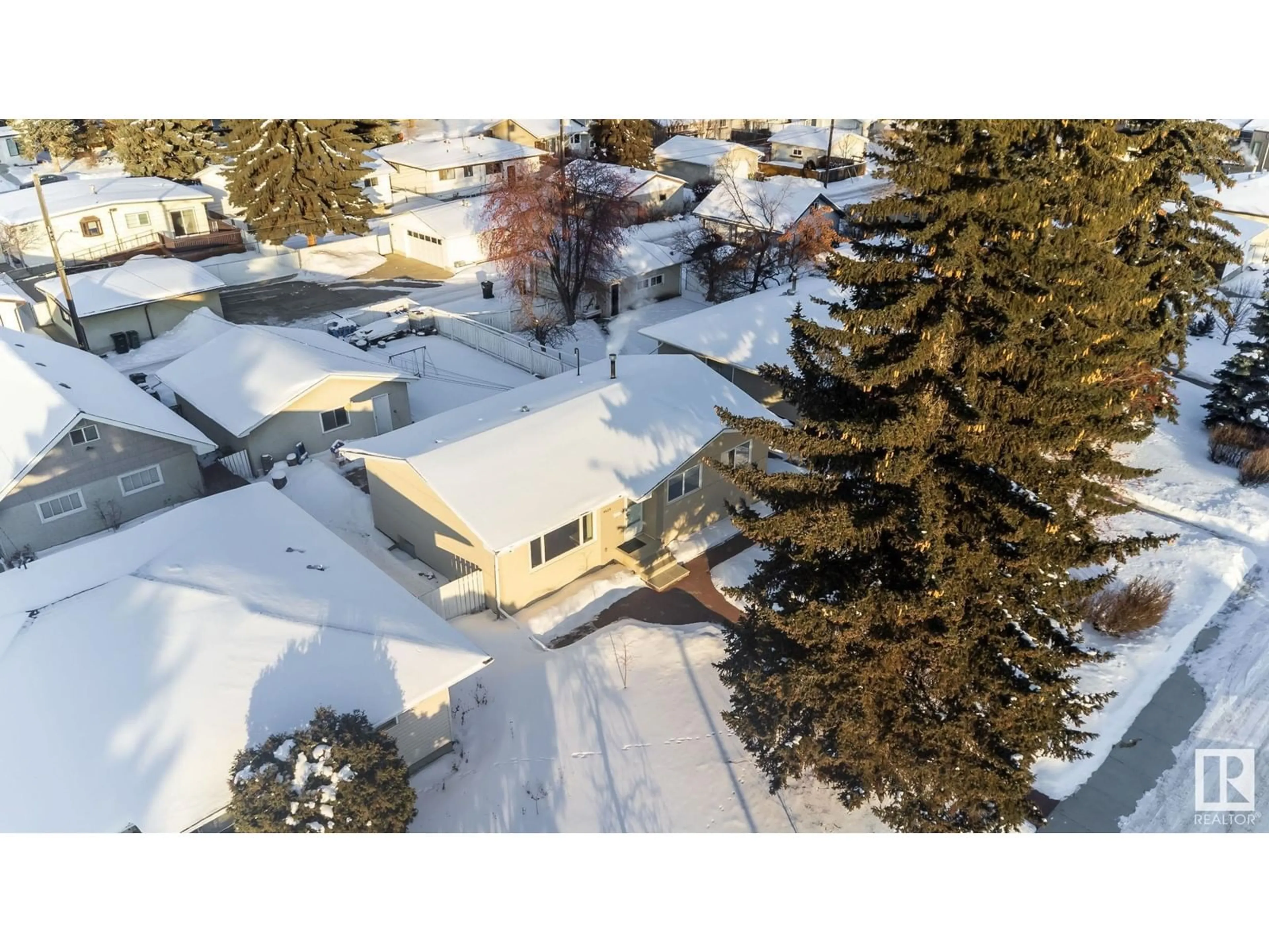 A pic from outside/outdoor area/front of a property/back of a property/a pic from drone, street for 4624 116A ST NW, Edmonton Alberta T6H3R4