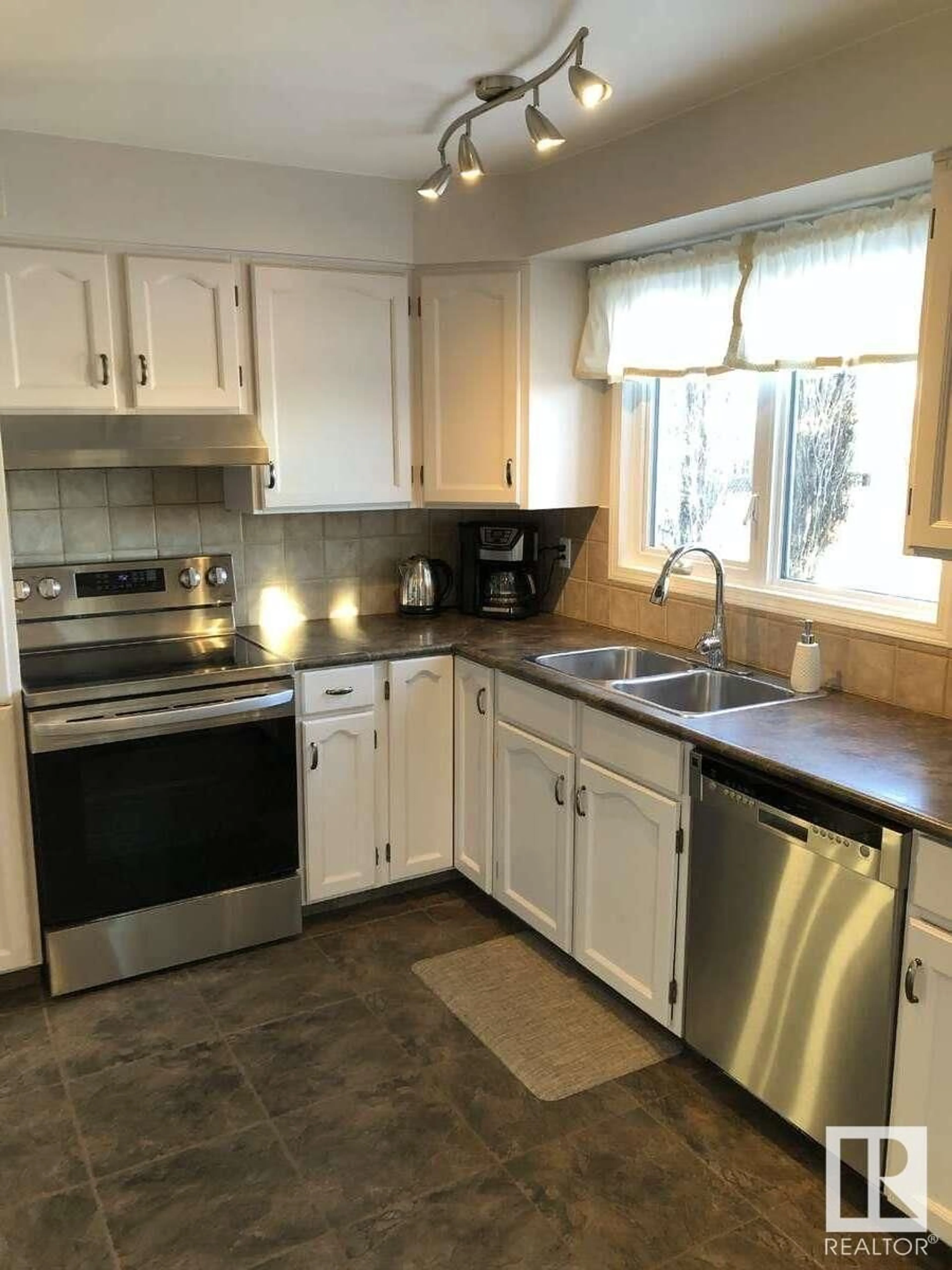 Standard kitchen, ceramic/tile floor for 30 BELMONT CR, Spruce Grove Alberta T7X2H2