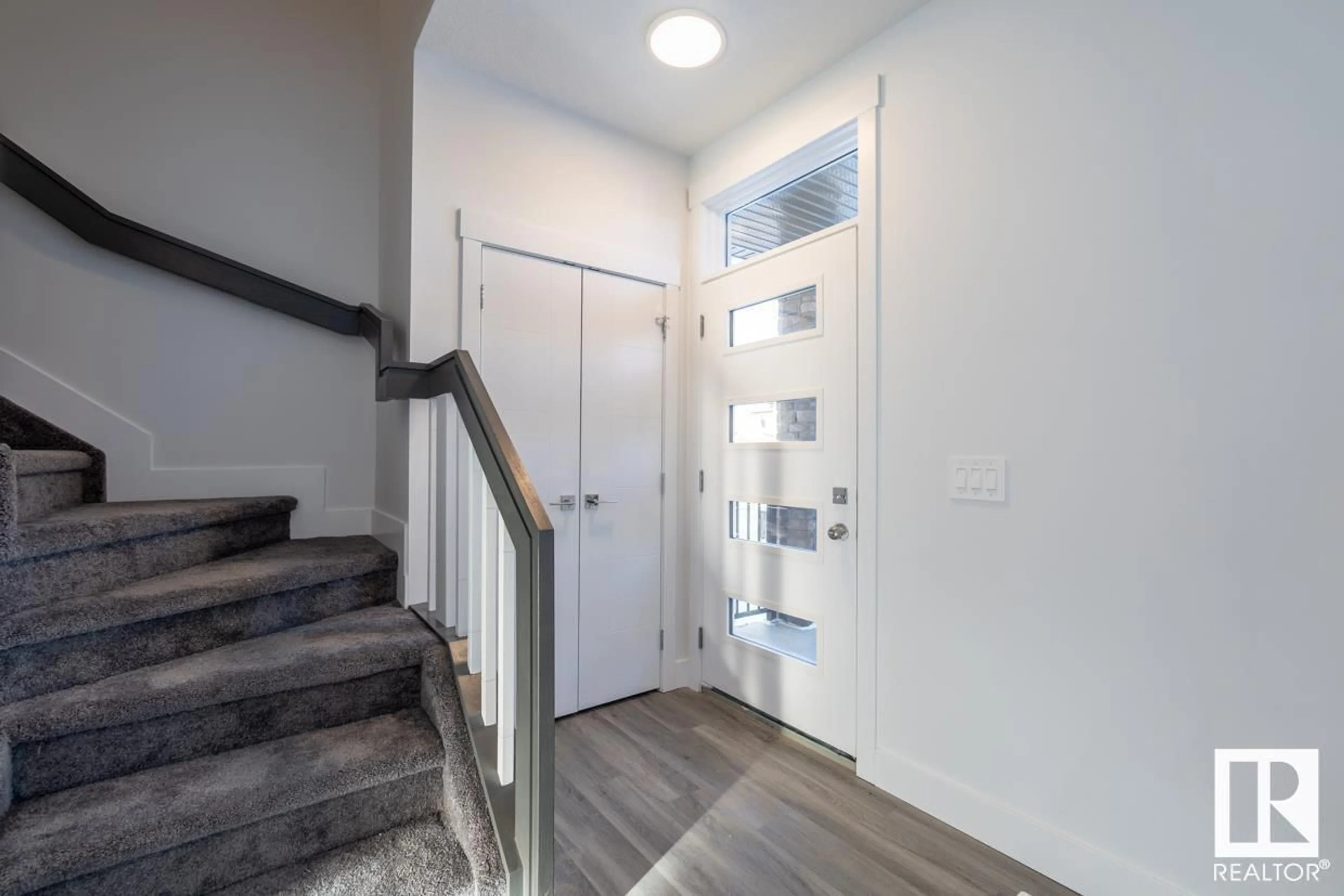 Indoor entryway for 1159 GOLDFINCH CR NW, Edmonton Alberta T5S0R2