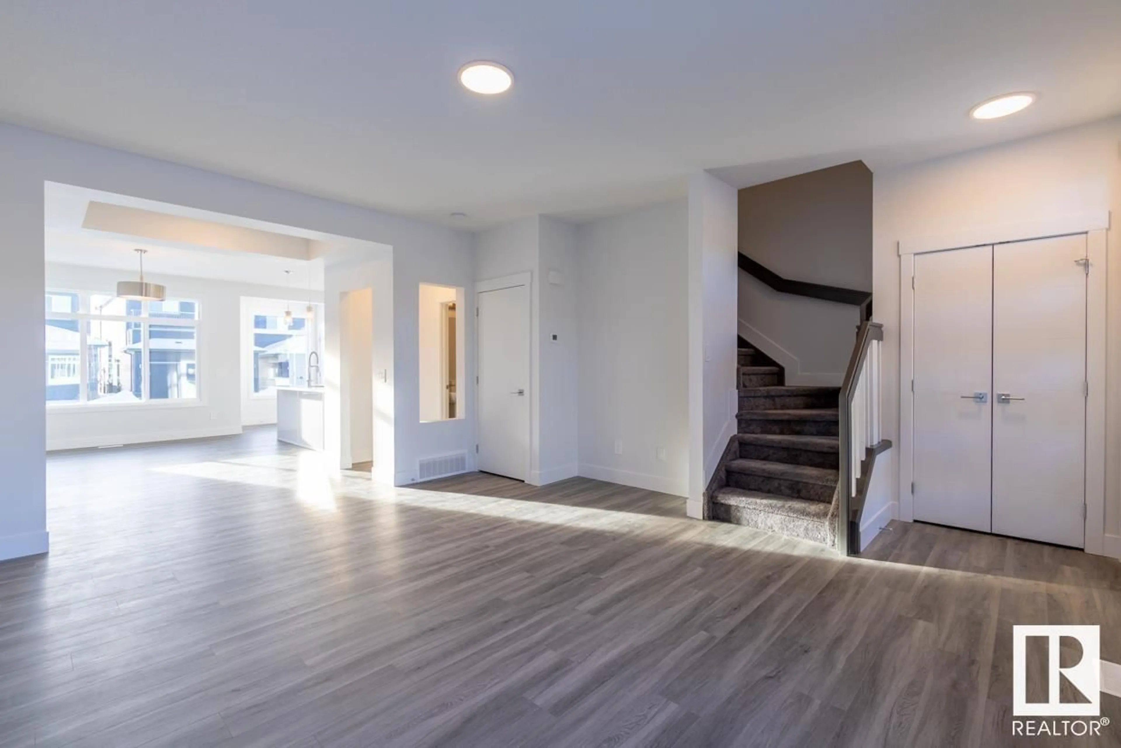 Indoor foyer for 1159 GOLDFINCH CR NW, Edmonton Alberta T5S0R2