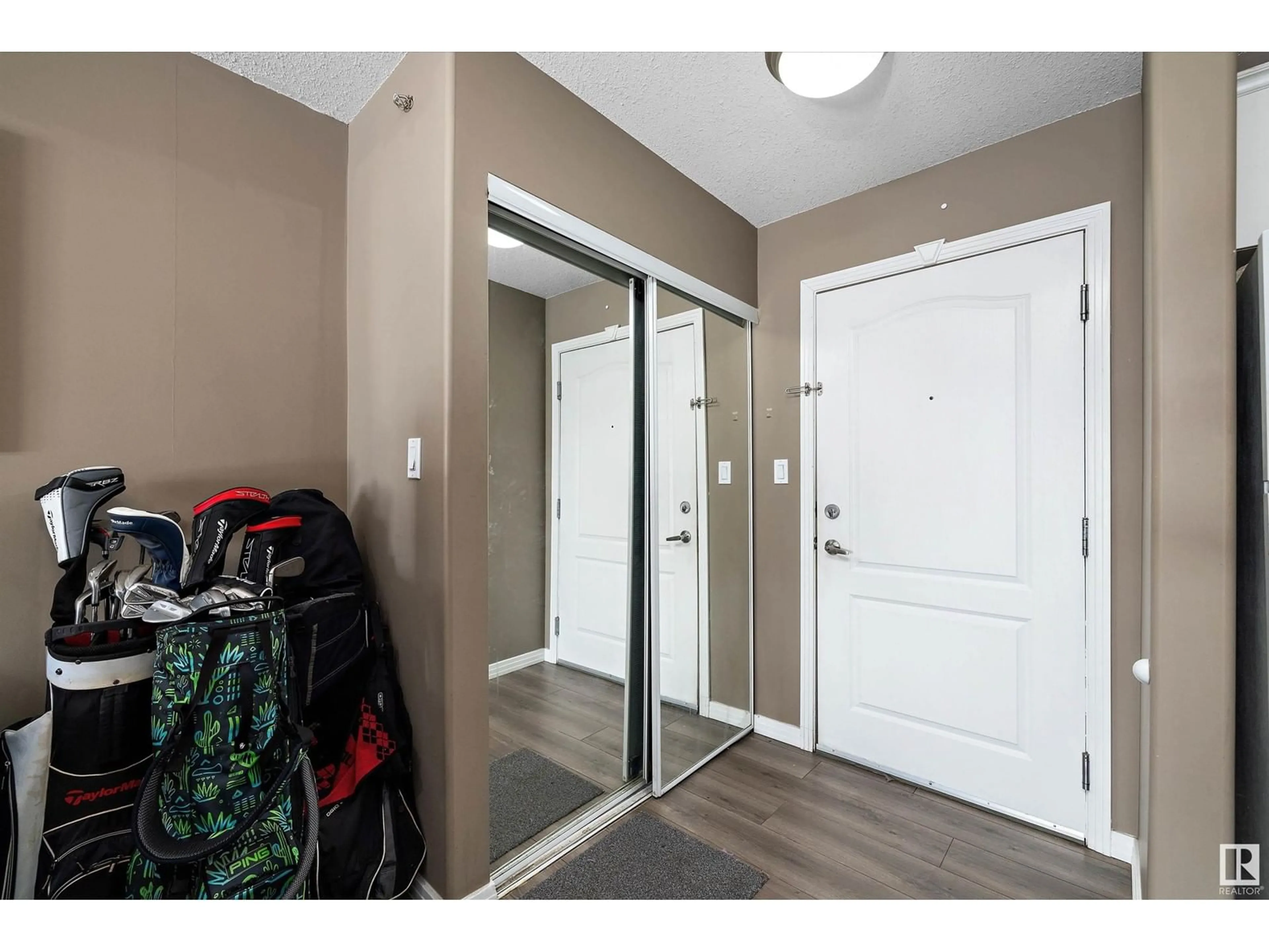 Indoor entryway for #110 592 HOOKE RD NW, Edmonton Alberta T5A5H2