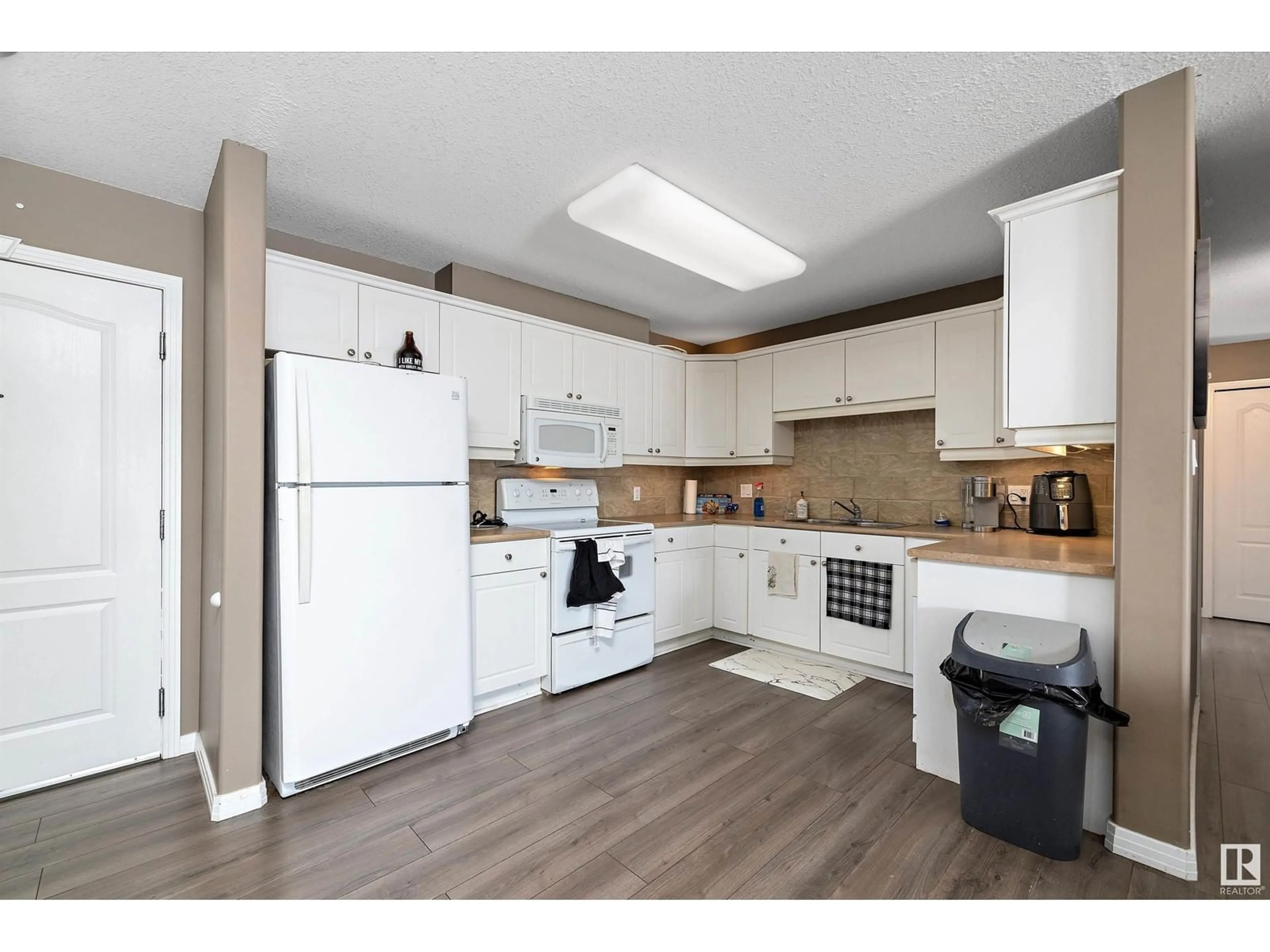 Standard kitchen, wood/laminate floor for #110 592 HOOKE RD NW, Edmonton Alberta T5A5H2