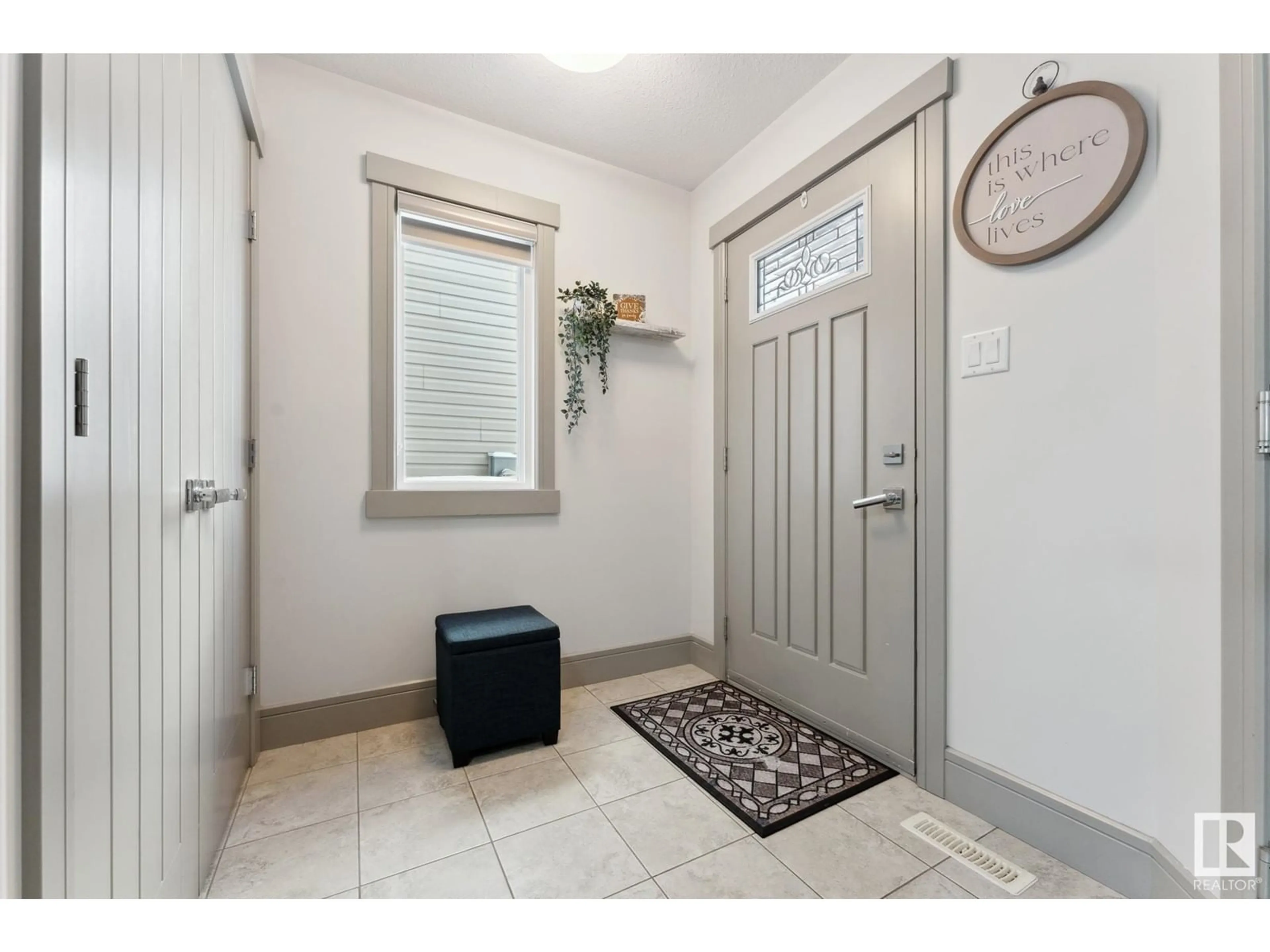 Indoor entryway for 7295 ARMOUR CR SW, Edmonton Alberta T6W2S2