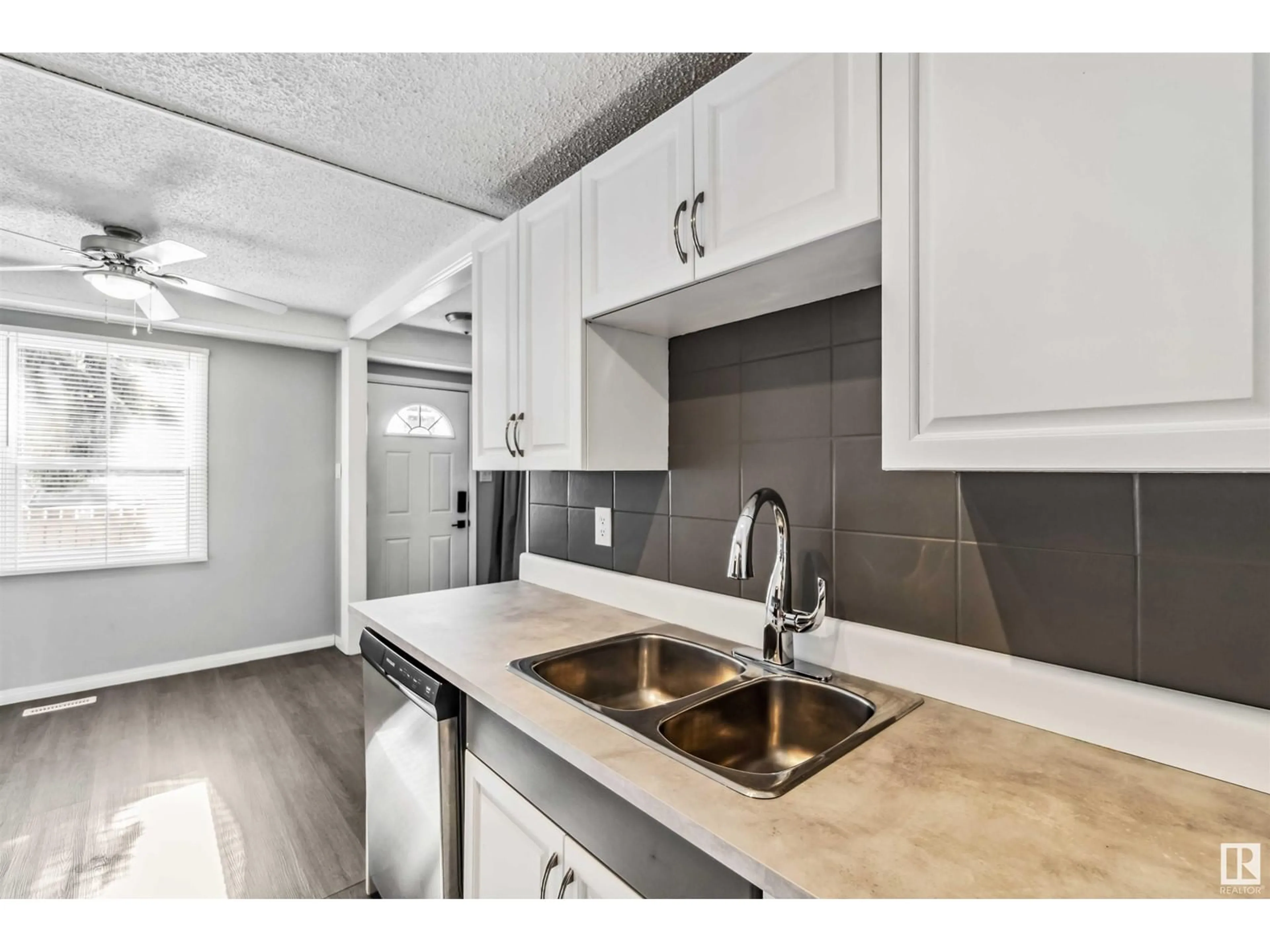 Standard kitchen, ceramic/tile floor for 3 WILLOWDALE PL NW, Edmonton Alberta T5T1Z4