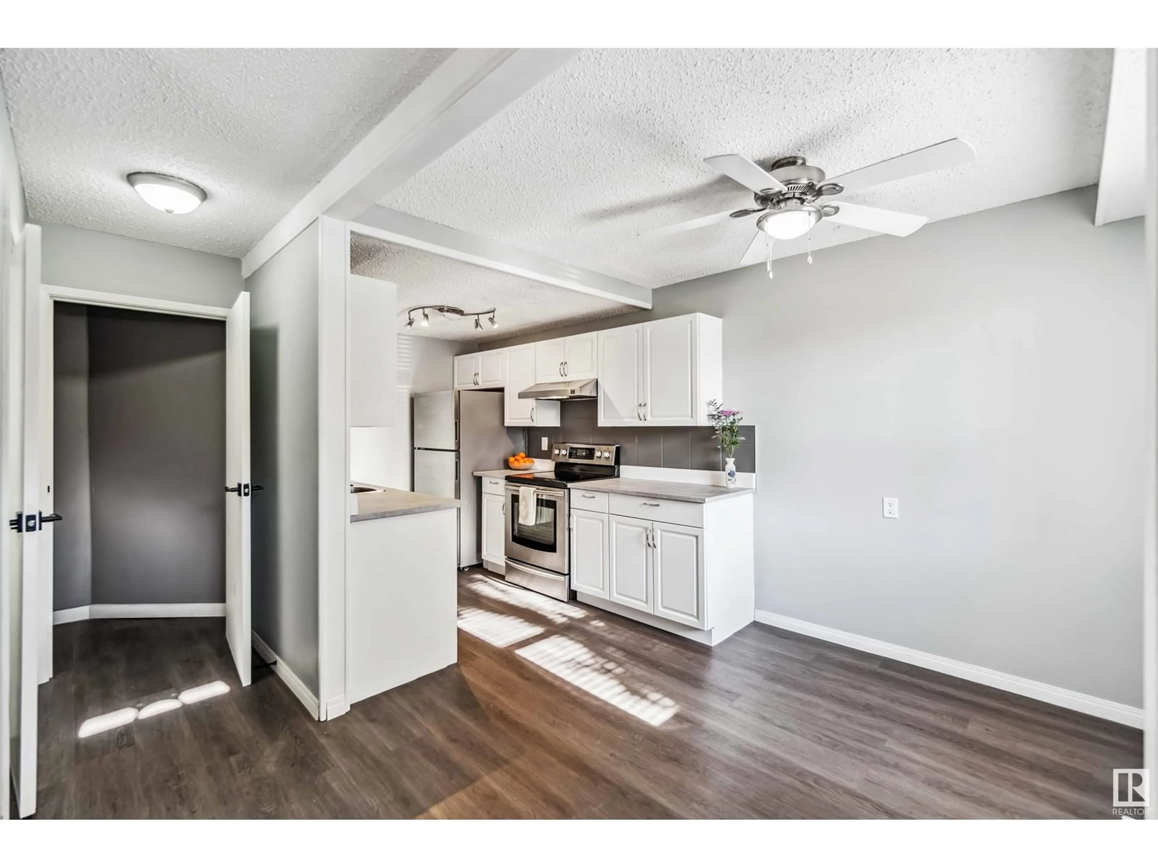 Open concept kitchen, wood/laminate floor for 3 WILLOWDALE PL NW, Edmonton Alberta T5T1Z4