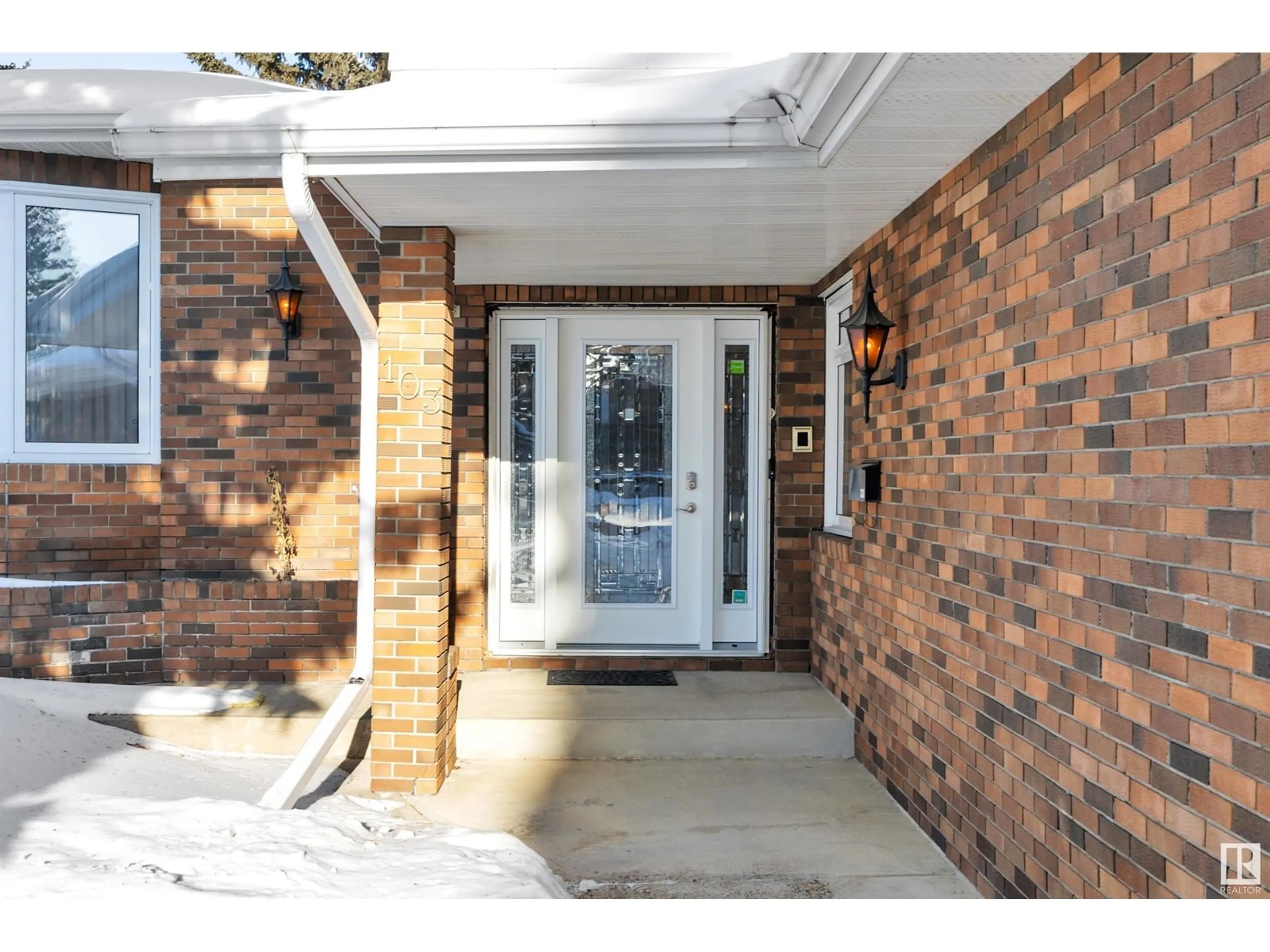 Indoor entryway for 103 BRANDER DR NW, Edmonton Alberta T6H4X5