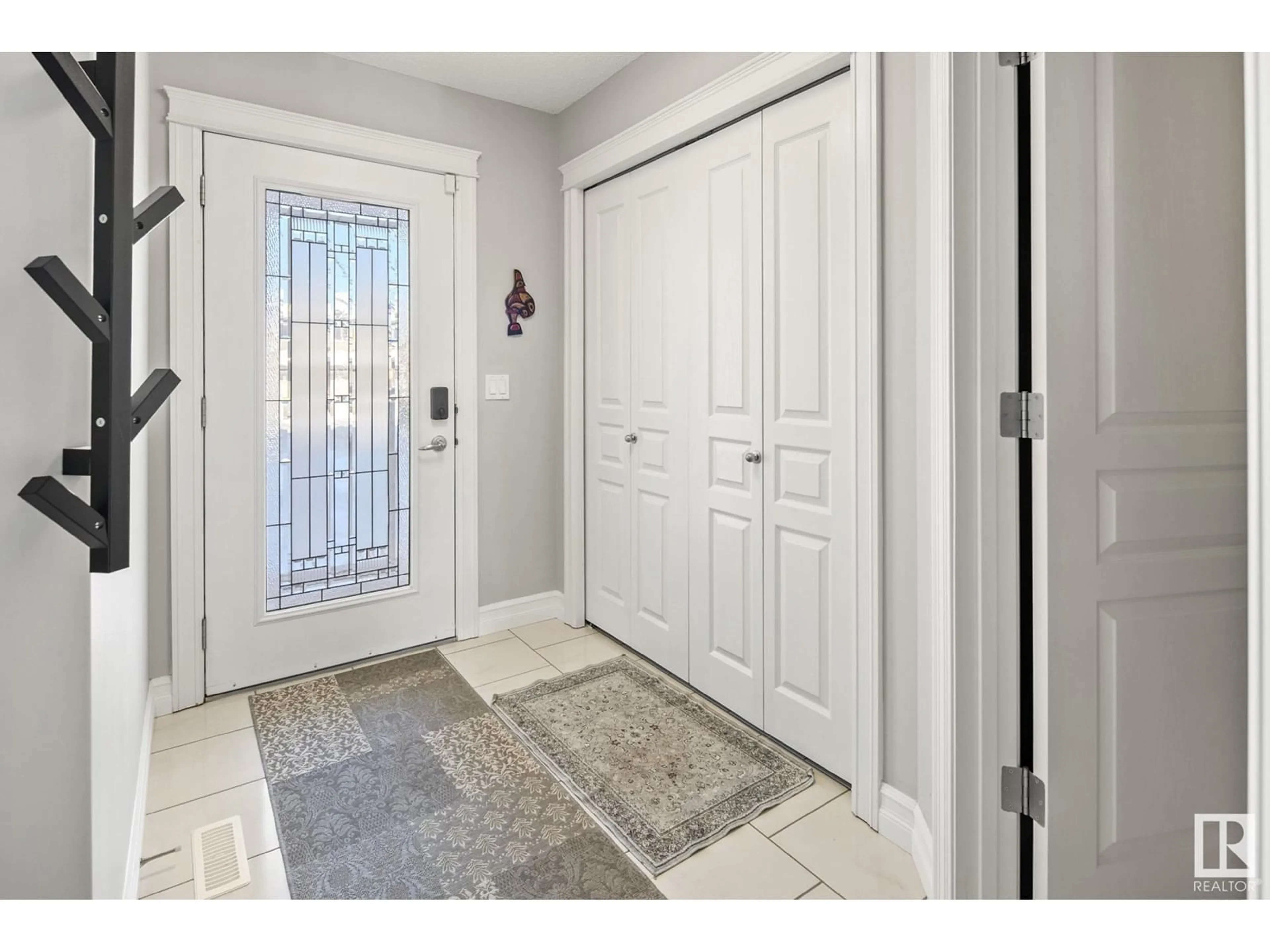 Indoor entryway for 17313 6A AV SW, Edmonton Alberta T6W2A8