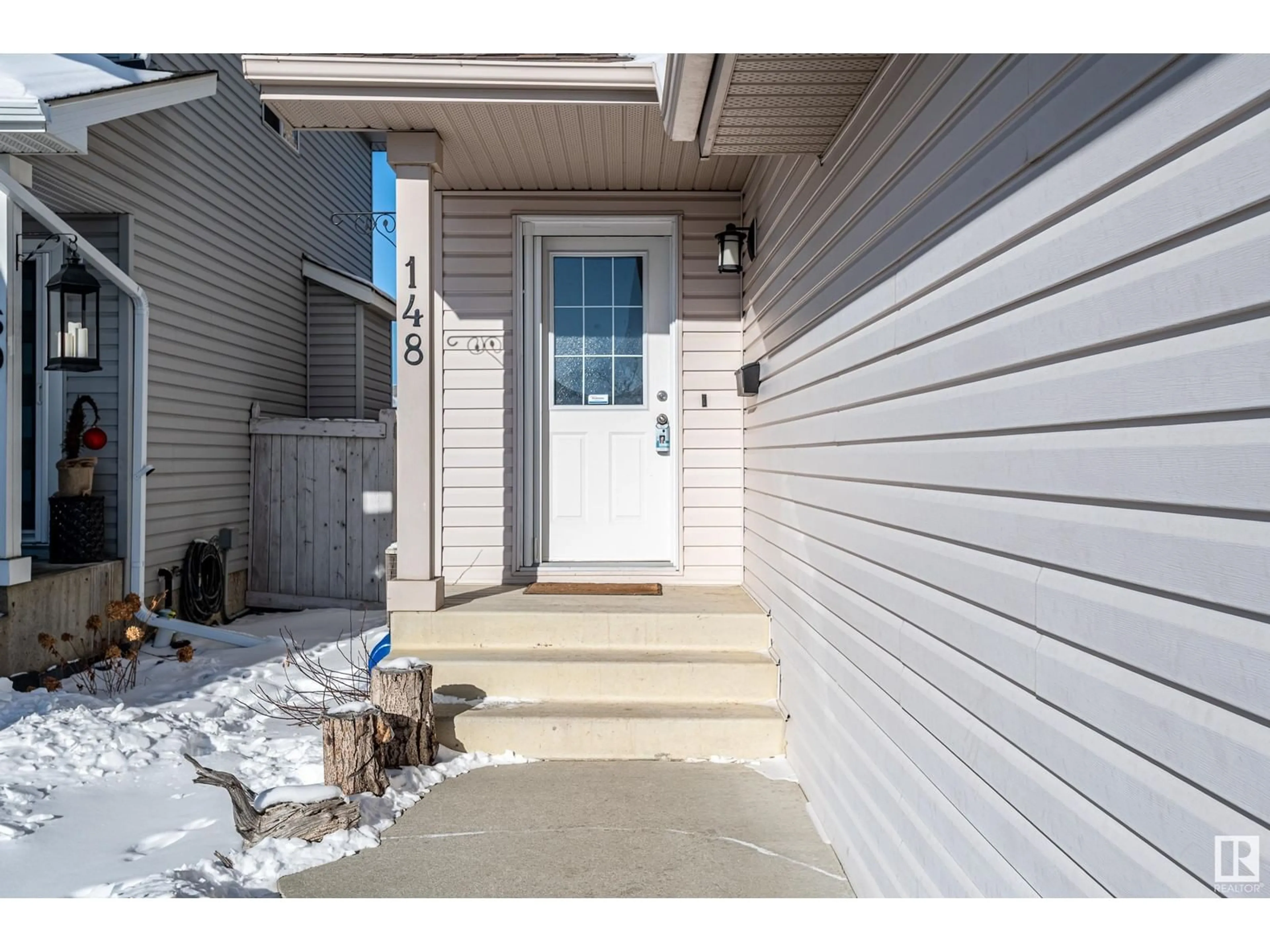 Indoor entryway for 148 Easton RD SW, Edmonton Alberta T6X1C3