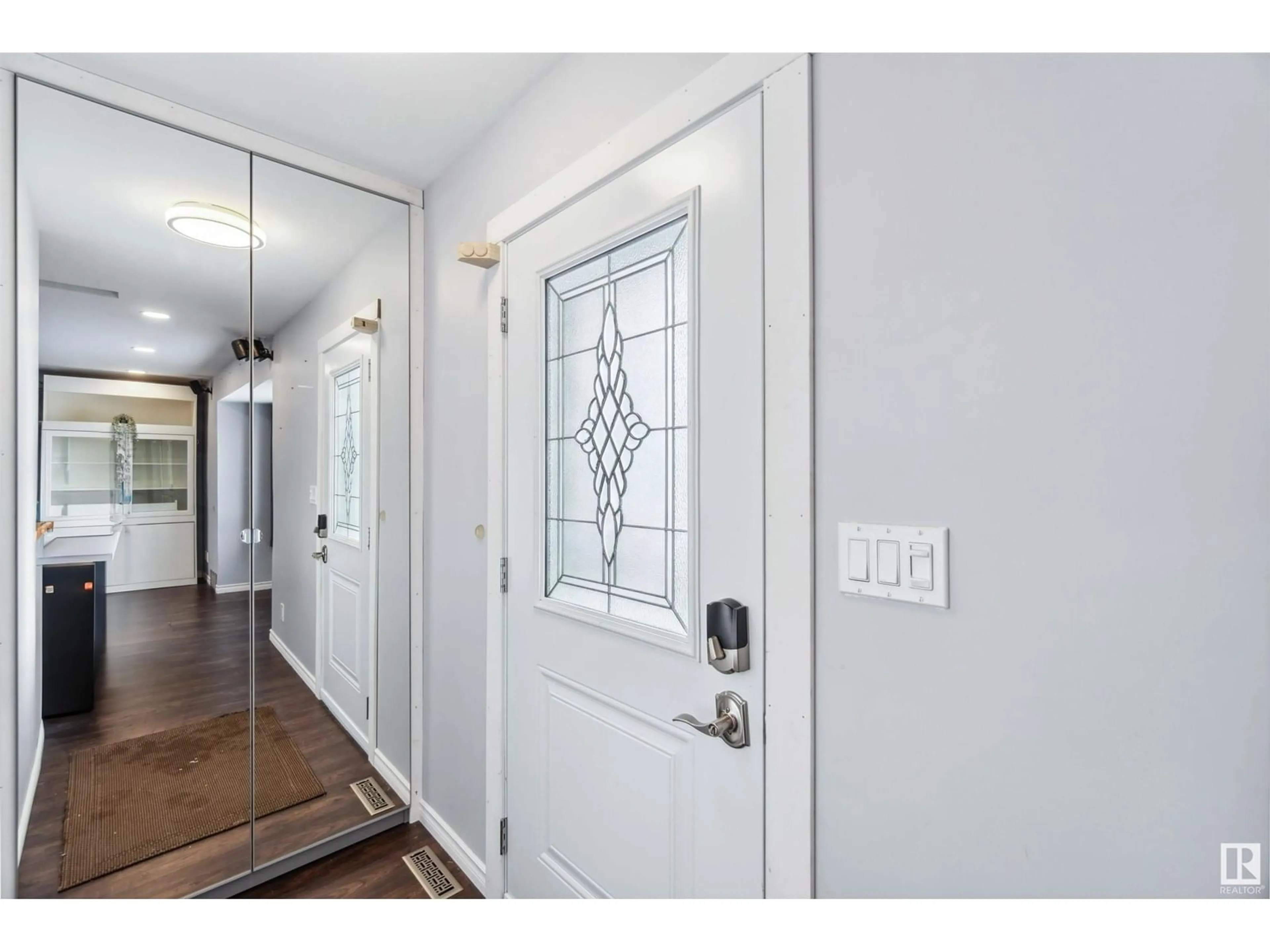 Indoor entryway for 12222 59 ST NW, Edmonton Alberta T5W3Y5