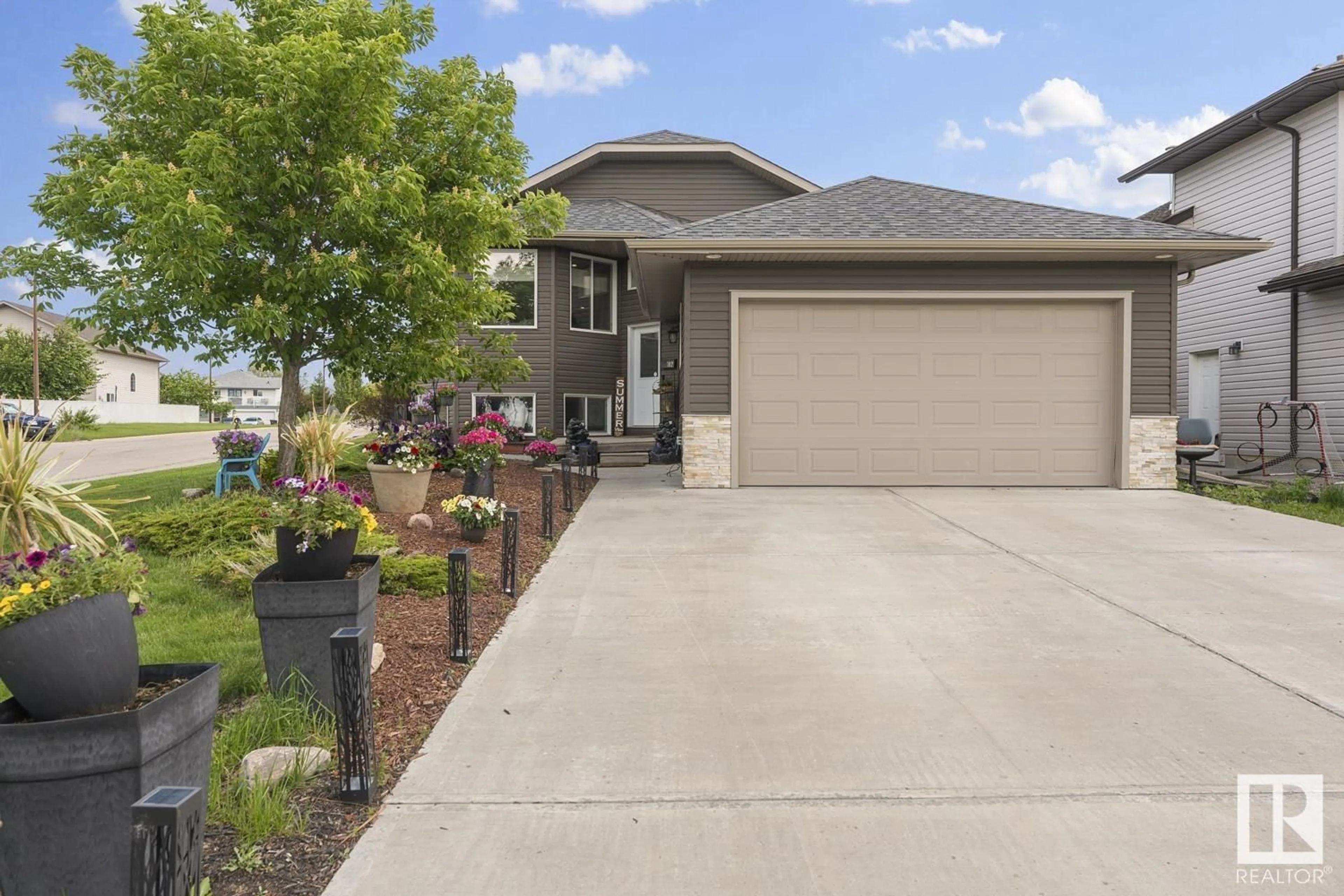 Home with vinyl exterior material, street for 702 ROBIN CL, Cold Lake Alberta T9M2B7