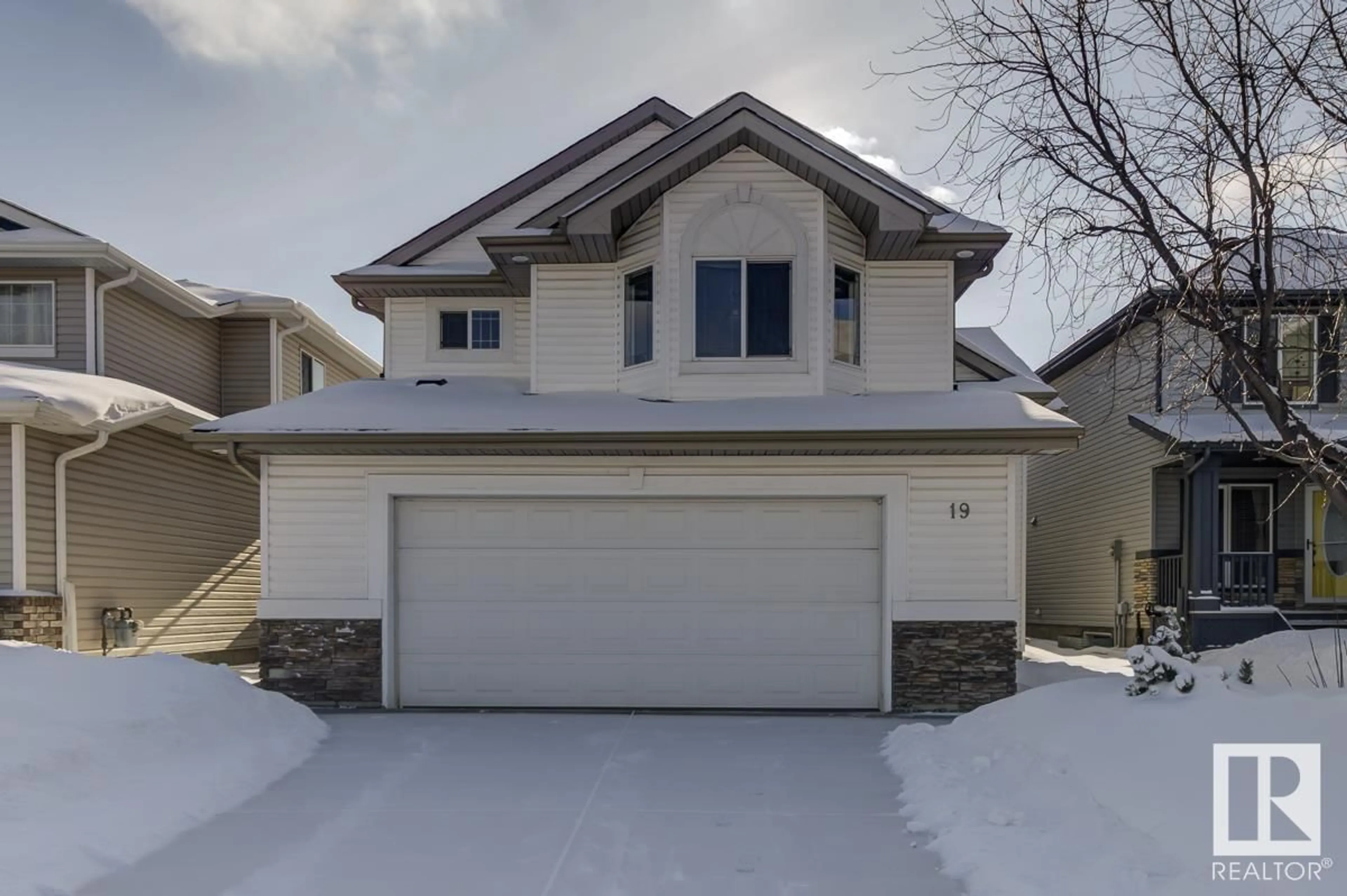 Home with vinyl exterior material, street for 19 FOXHAVEN WY, Sherwood Park Alberta T8A6L4