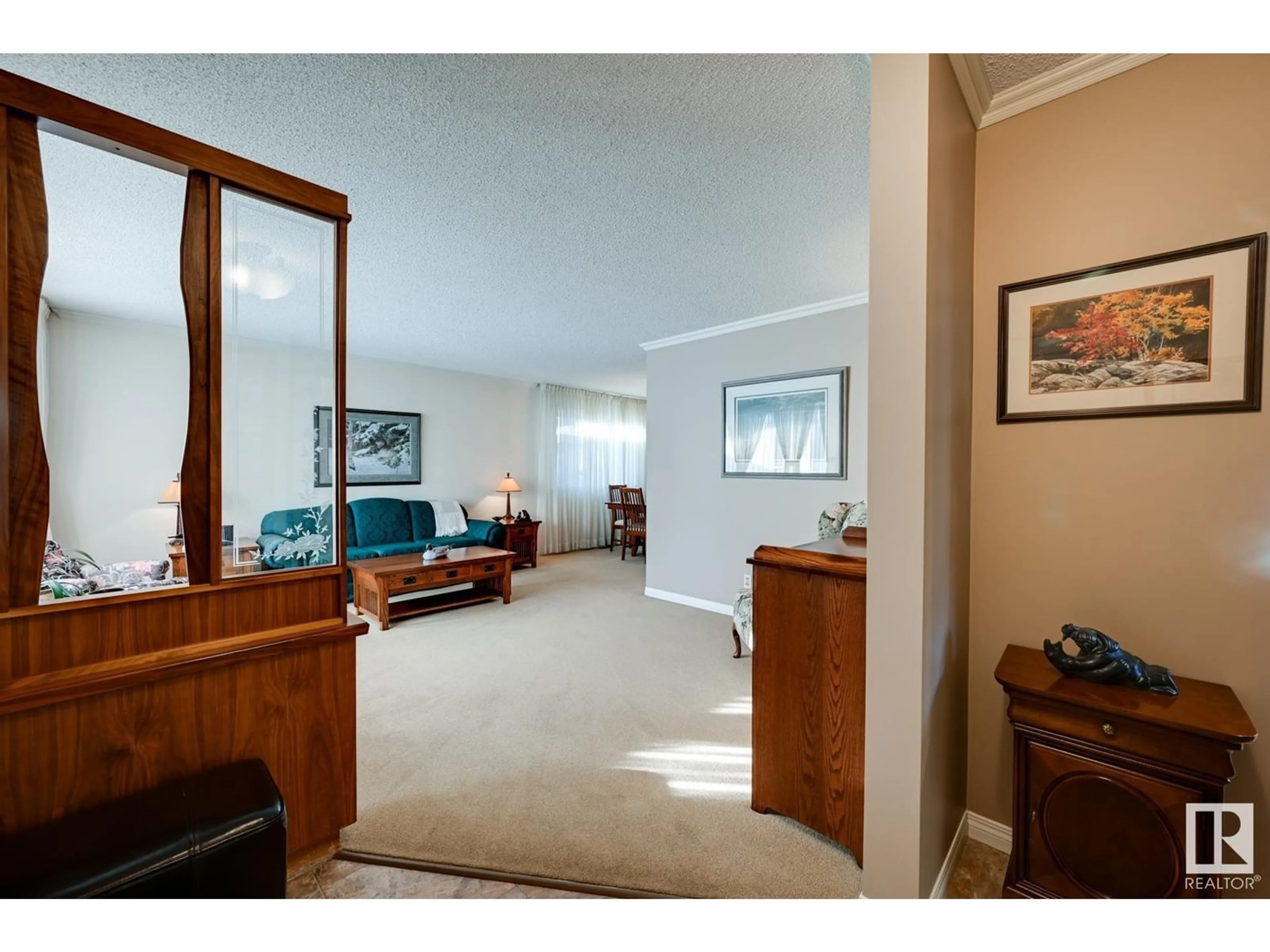 Indoor foyer for 4032 110 ST NW, Edmonton Alberta T6J1E6