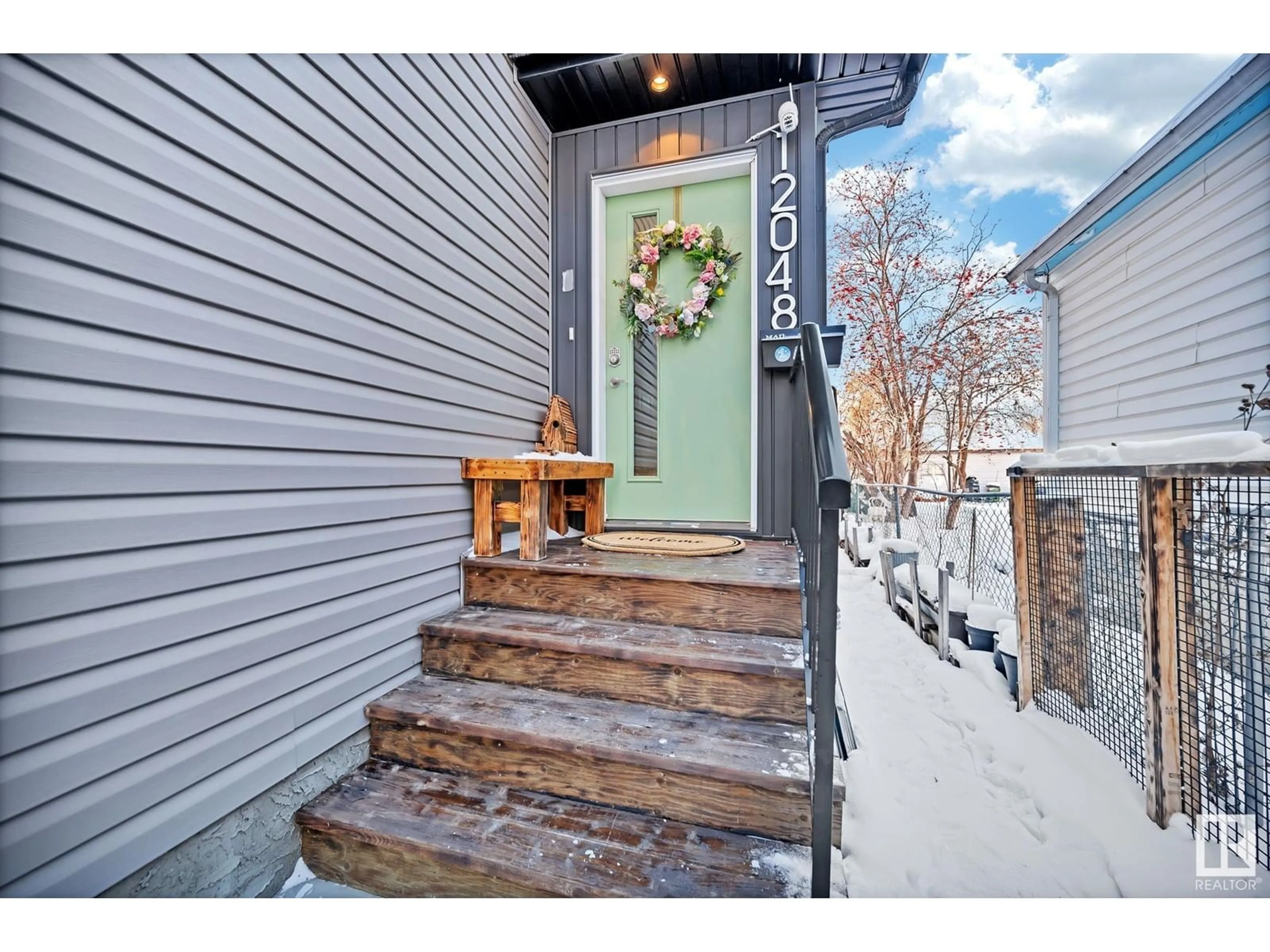 Indoor entryway for 12048 89 ST NW, Edmonton Alberta T5B3W1