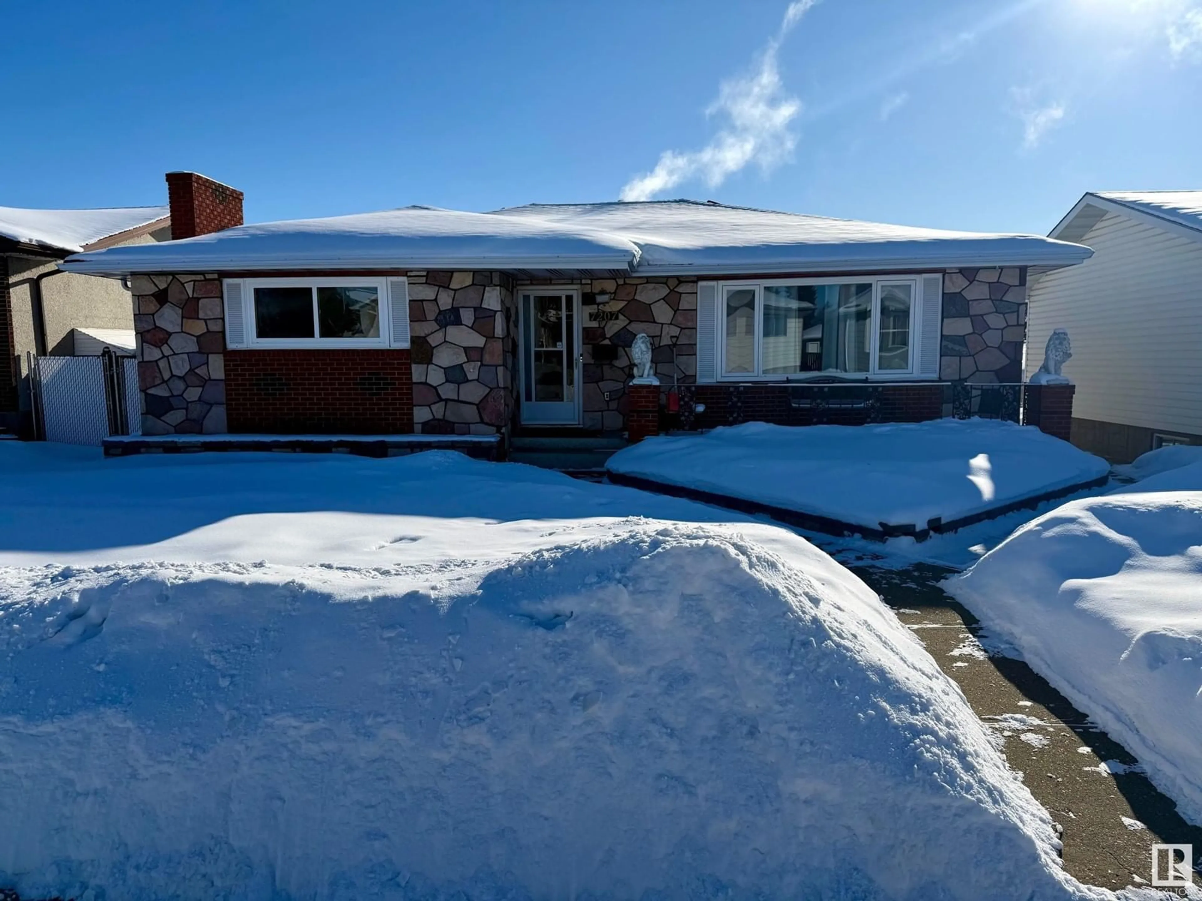 A pic from outside/outdoor area/front of a property/back of a property/a pic from drone, street for 7207 140 AV NW, Edmonton Alberta T5C2M6