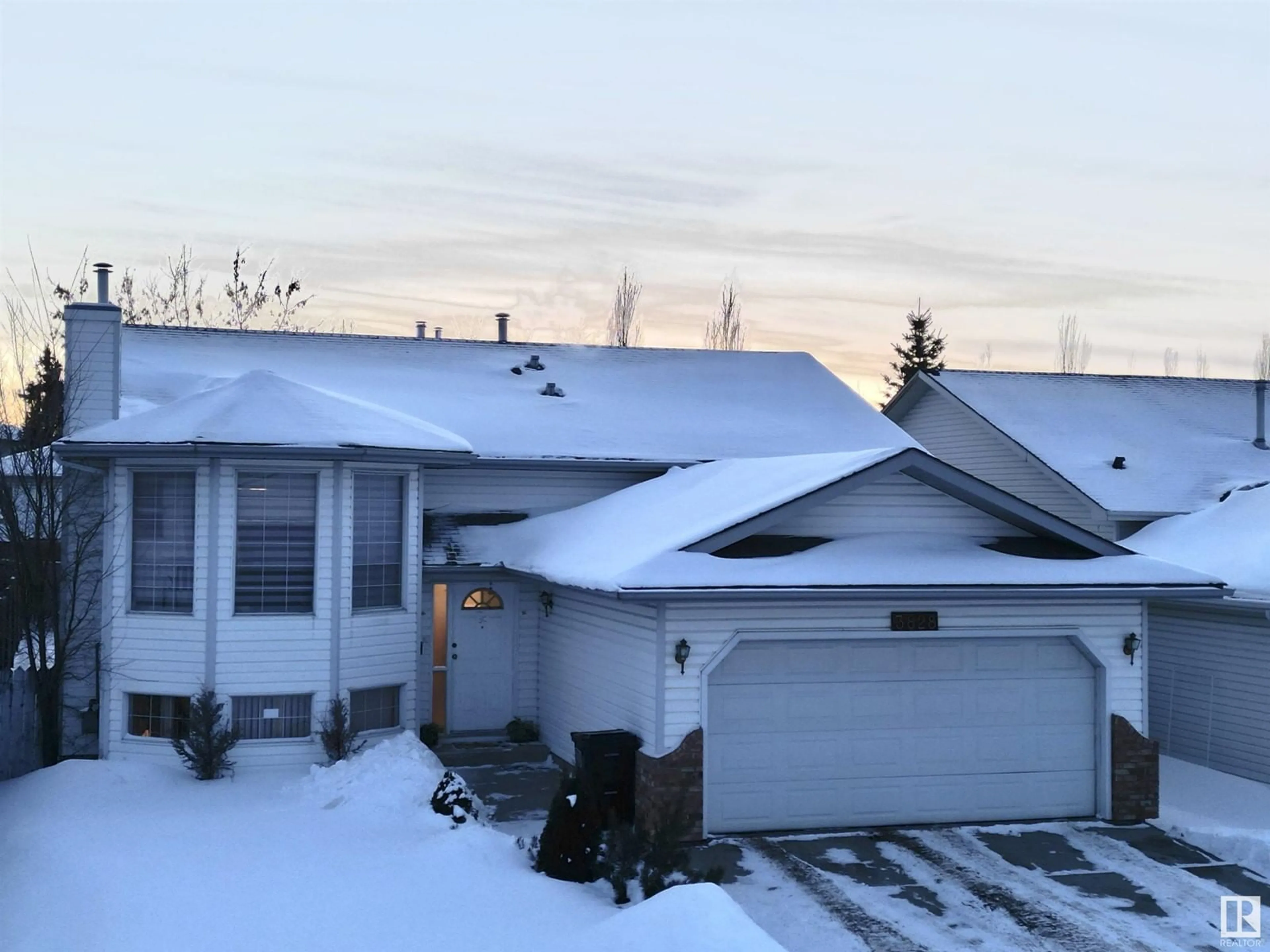 A pic from outside/outdoor area/front of a property/back of a property/a pic from drone, unknown for 3828 41 ST NW, Edmonton Alberta T6L6R5