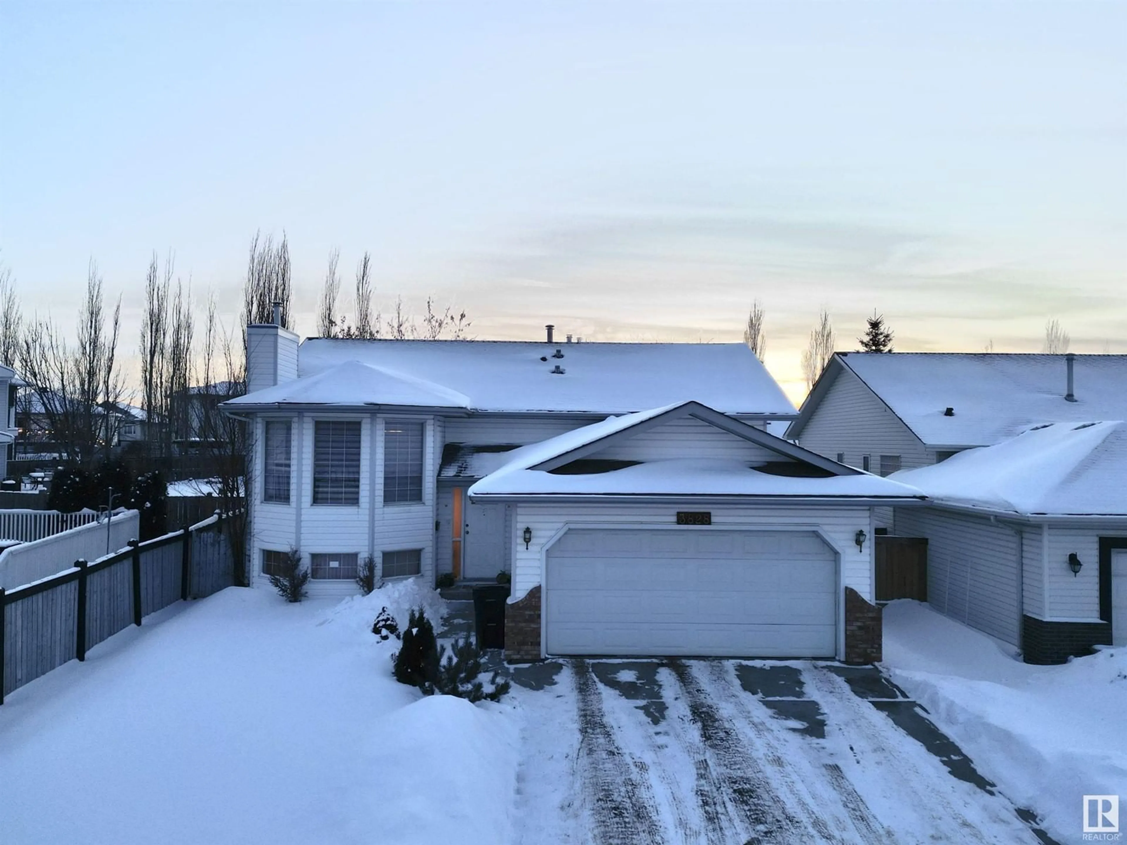 A pic from outside/outdoor area/front of a property/back of a property/a pic from drone, unknown for 3828 41 ST NW, Edmonton Alberta T6L6R5