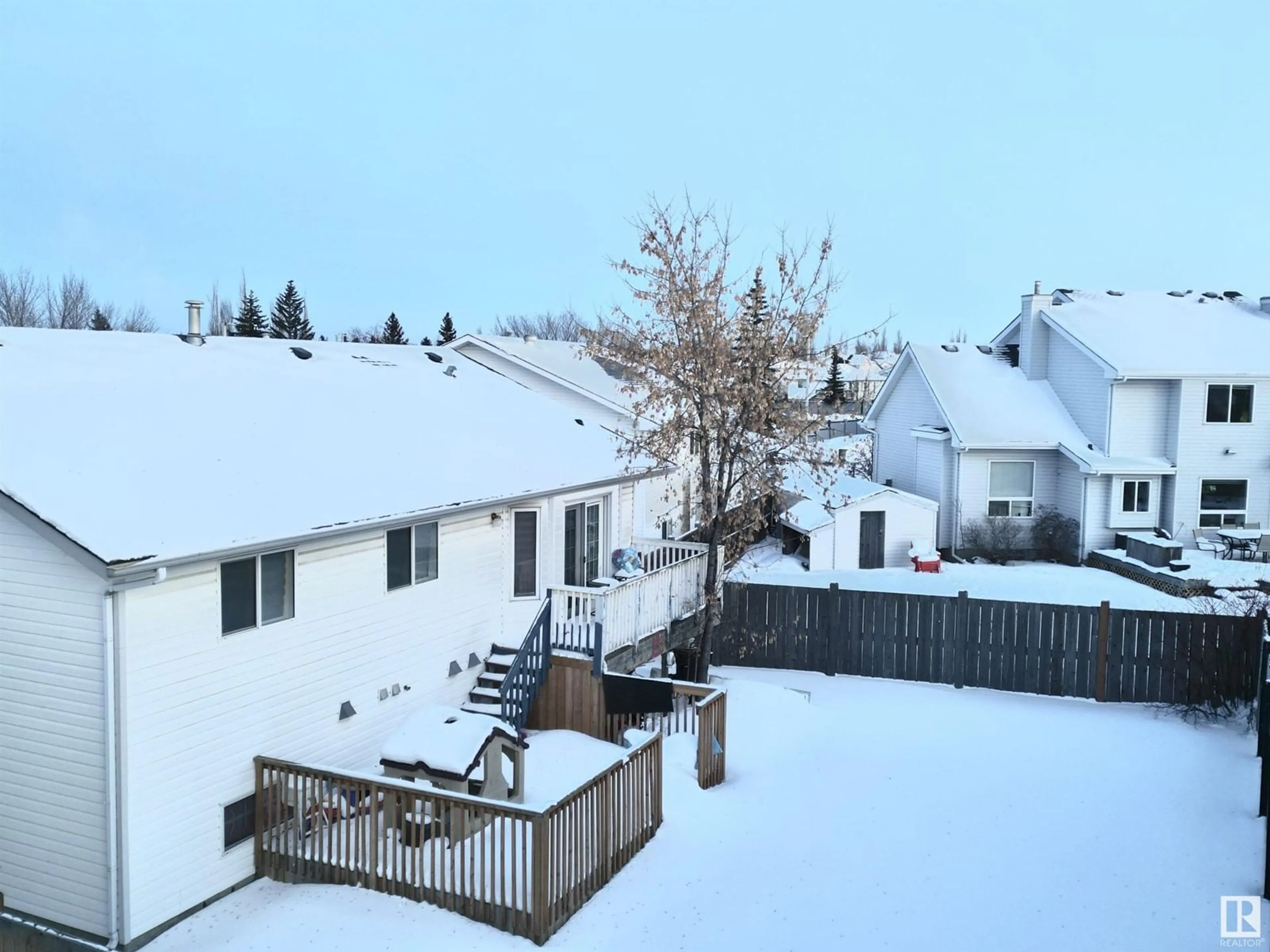 A pic from outside/outdoor area/front of a property/back of a property/a pic from drone, unknown for 3828 41 ST NW, Edmonton Alberta T6L6R5