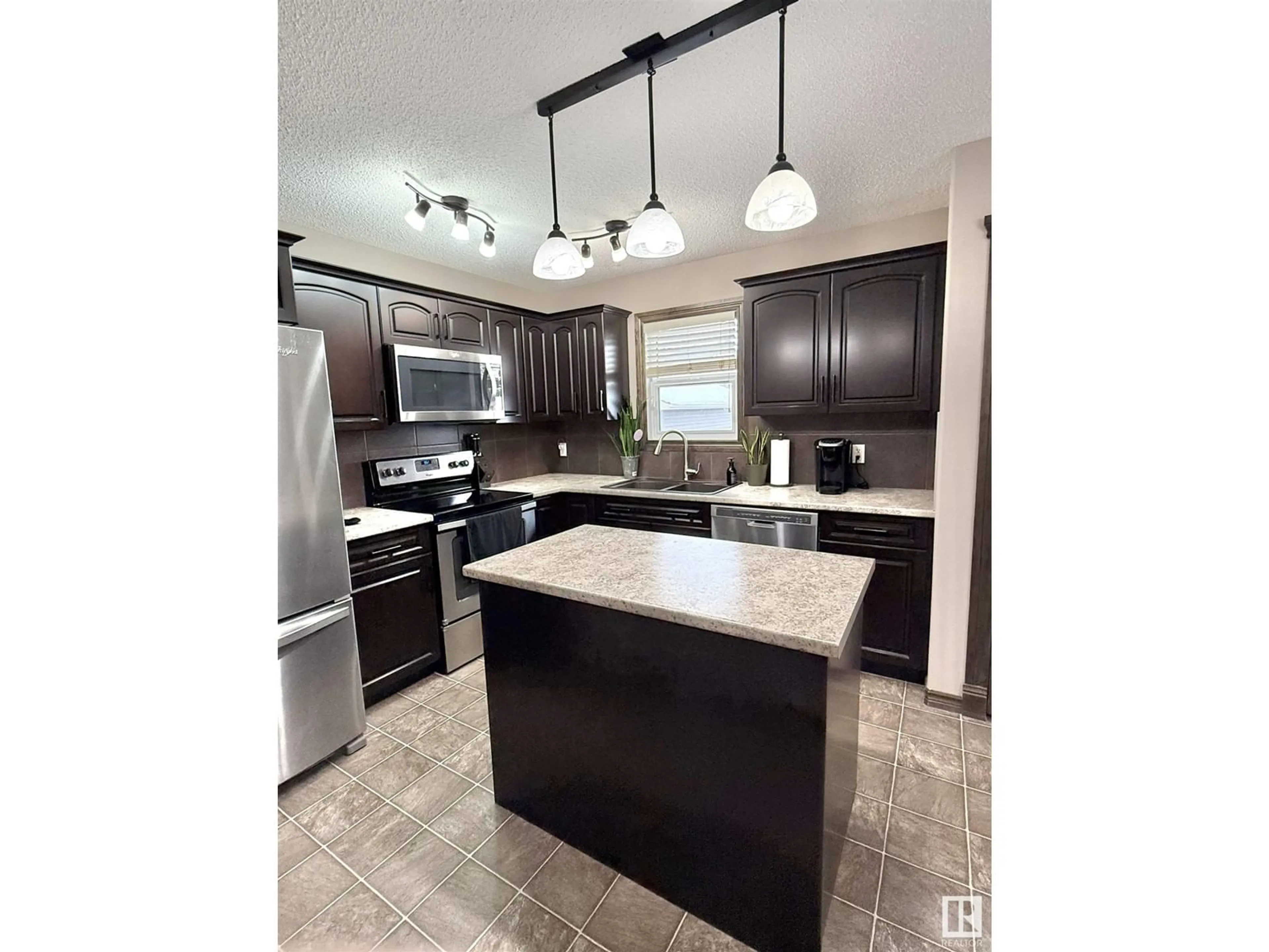 Open concept kitchen, unknown for 50 HEWITT CI, Spruce Grove Alberta T7X0P2