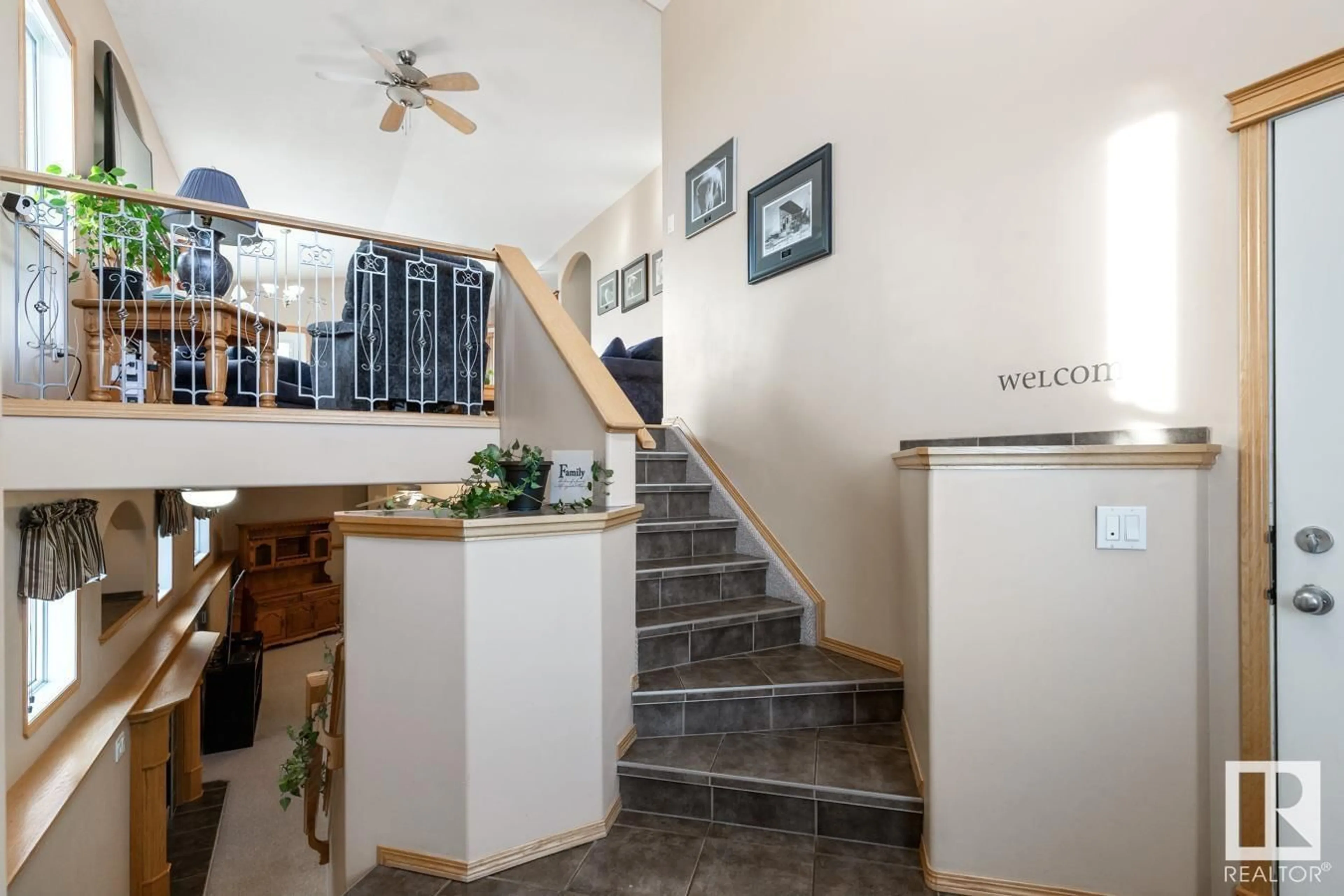 Indoor foyer for 12 WILLOWBY CL, Stony Plain Alberta T7Z2W6