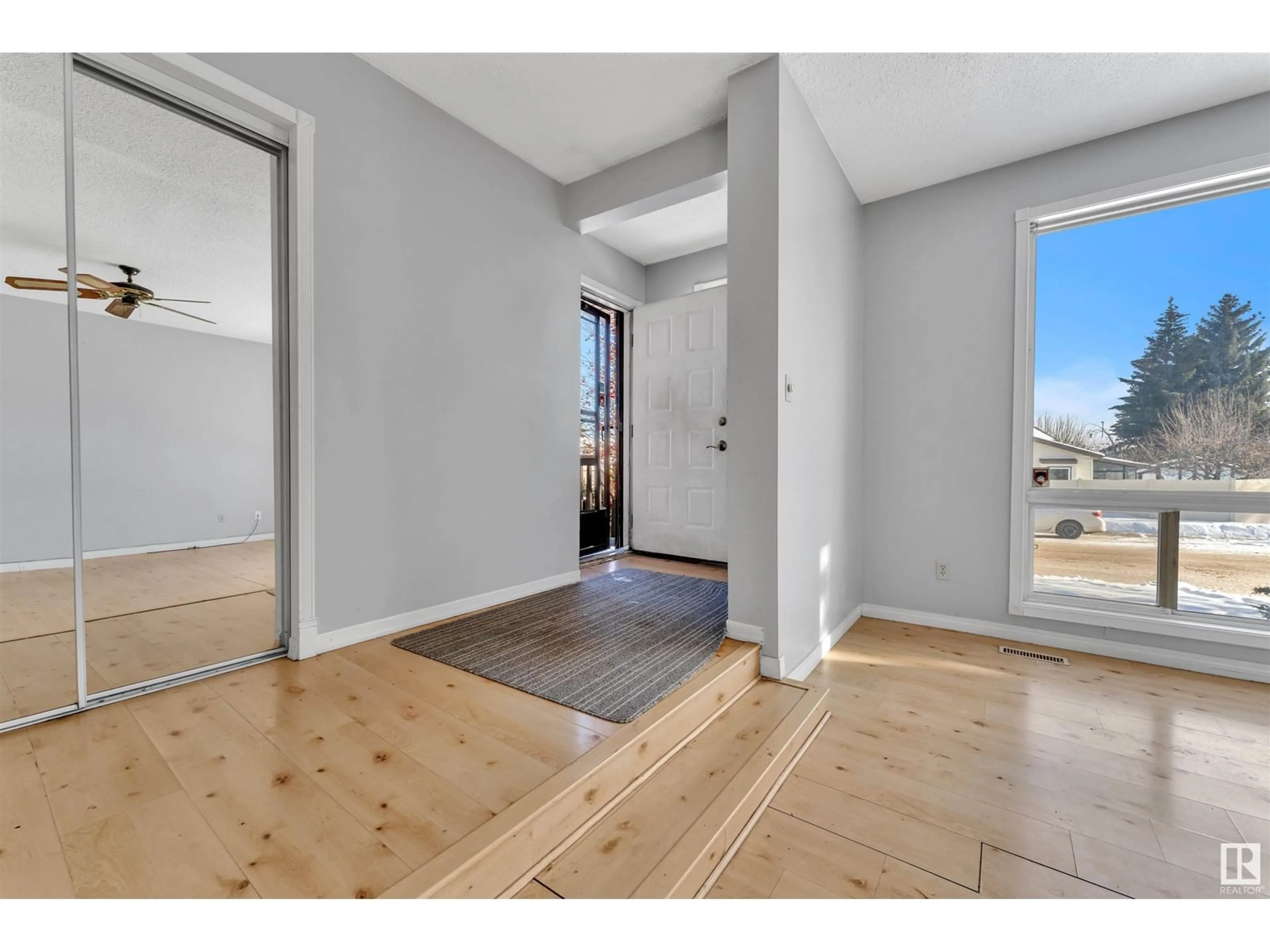 Indoor entryway for 3 GREENOCH CR NW, Edmonton Alberta T6L1W6