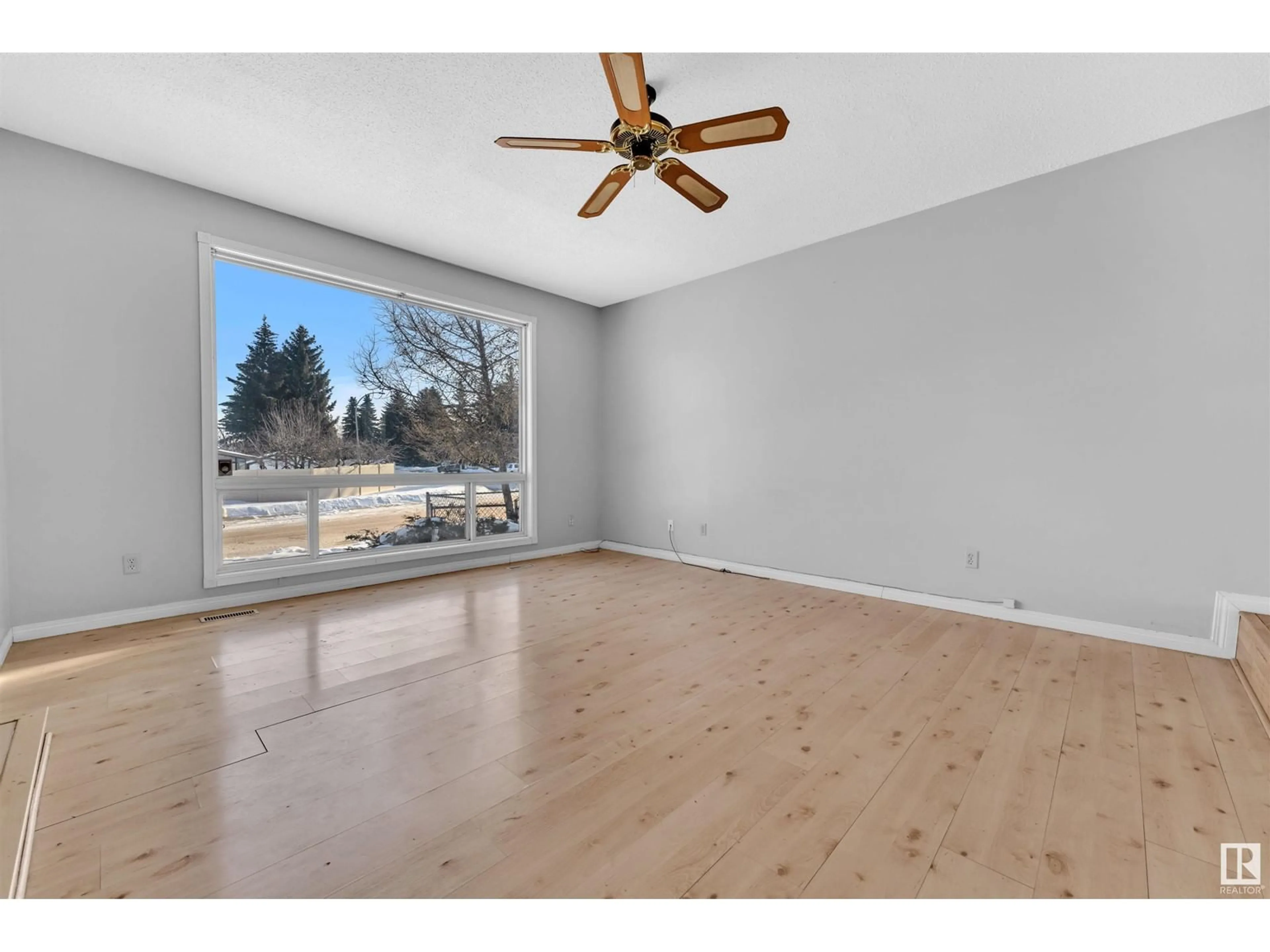 A pic of a room for 3 GREENOCH CR NW, Edmonton Alberta T6L1W6