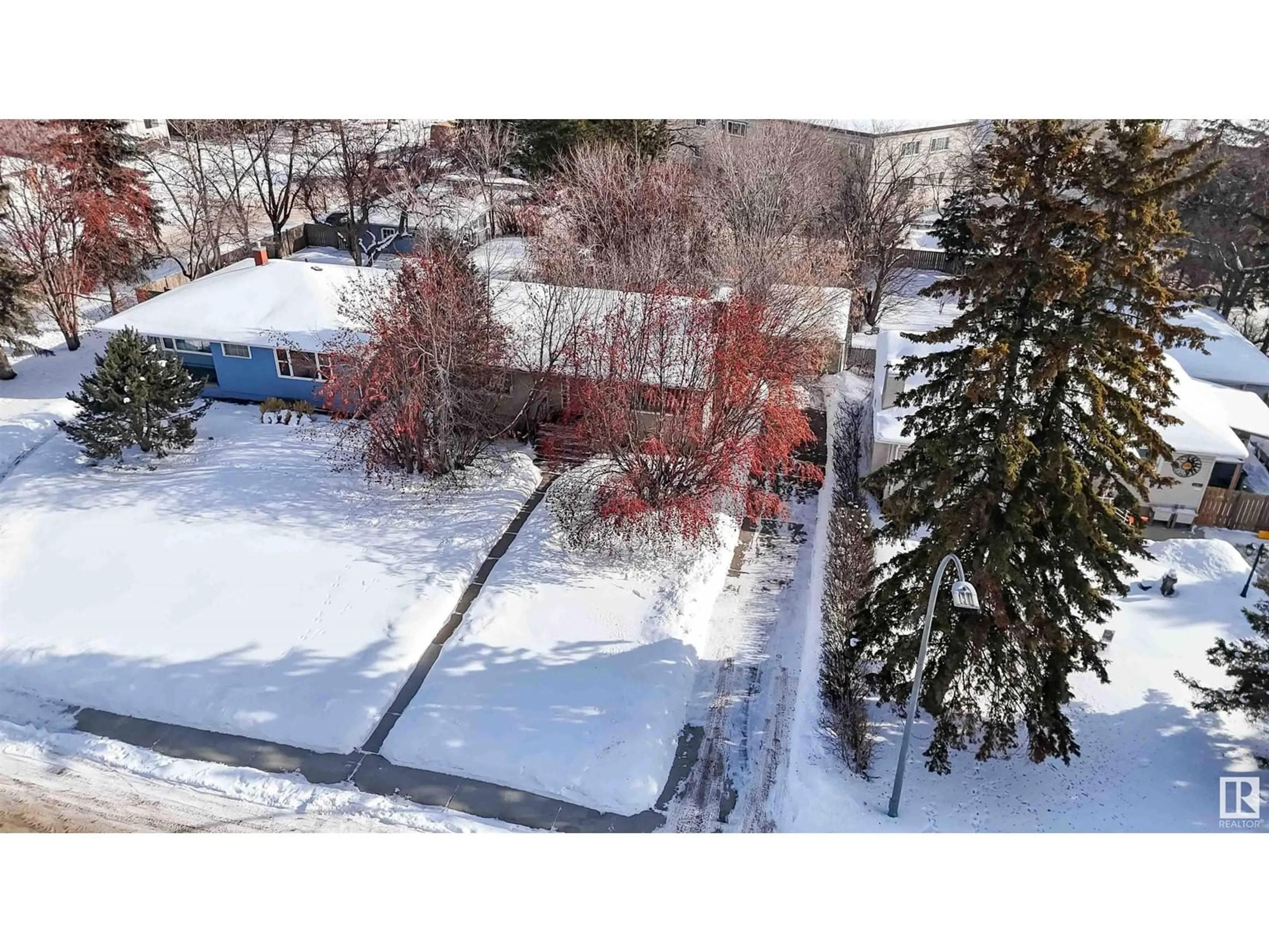 A pic from outside/outdoor area/front of a property/back of a property/a pic from drone, street for 10915 115 ST NW NW, Edmonton Alberta T5H3L3