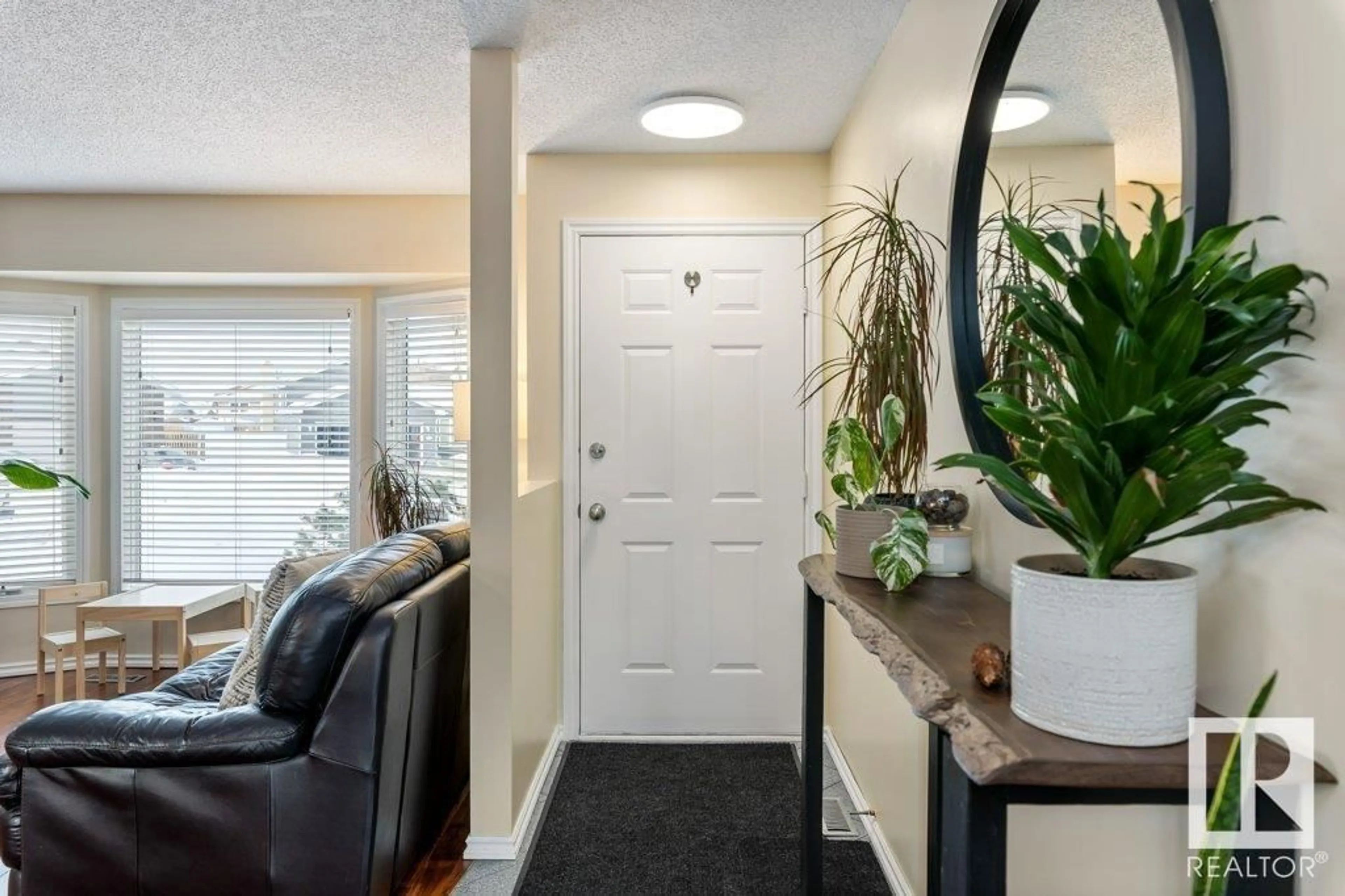 Indoor entryway for 17208 95 ST NW, Edmonton Alberta T5Z1Z9