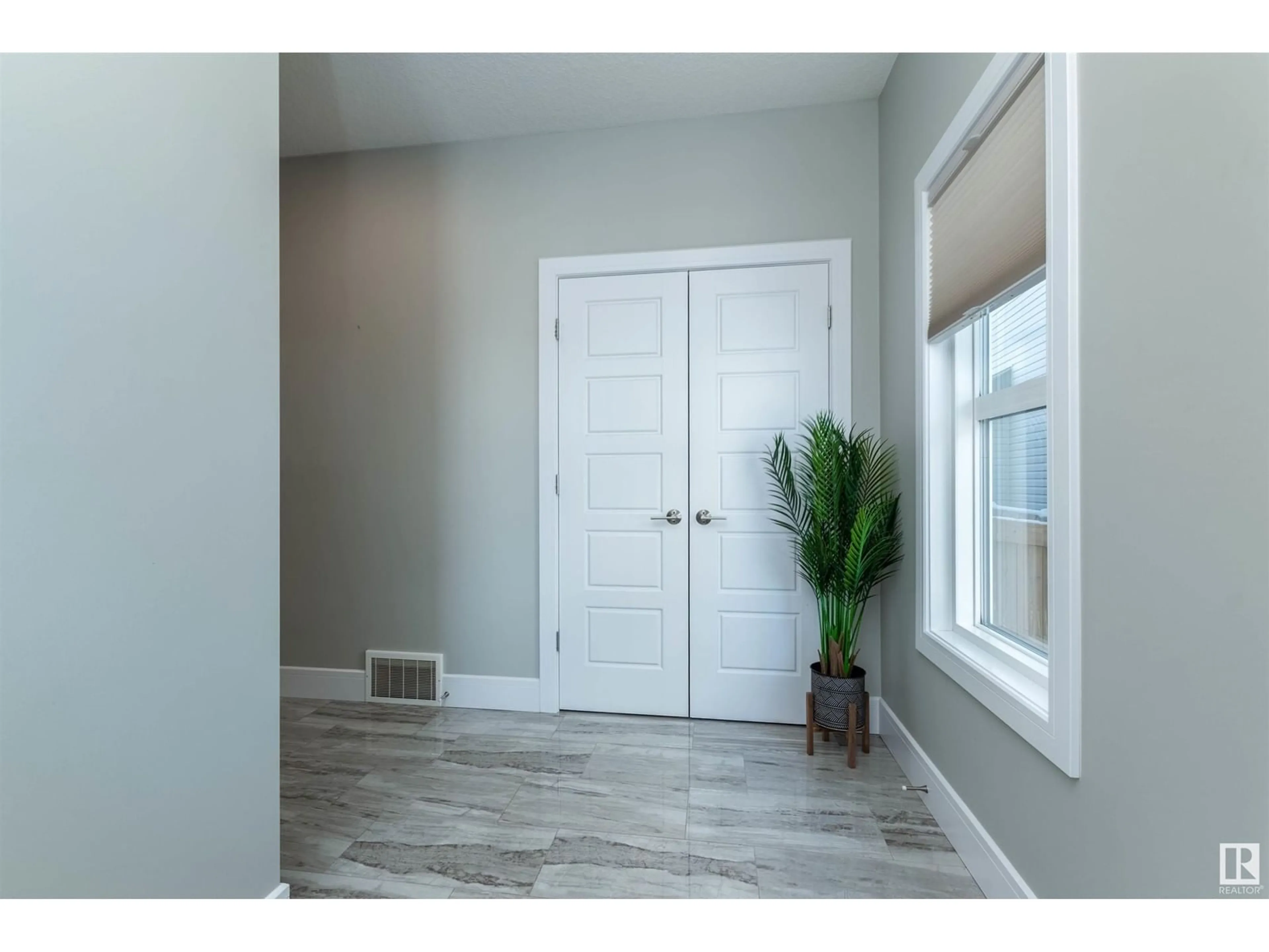 Indoor entryway for 14 SAPPHIRE CV, Sherwood Park Alberta T8H1Z8