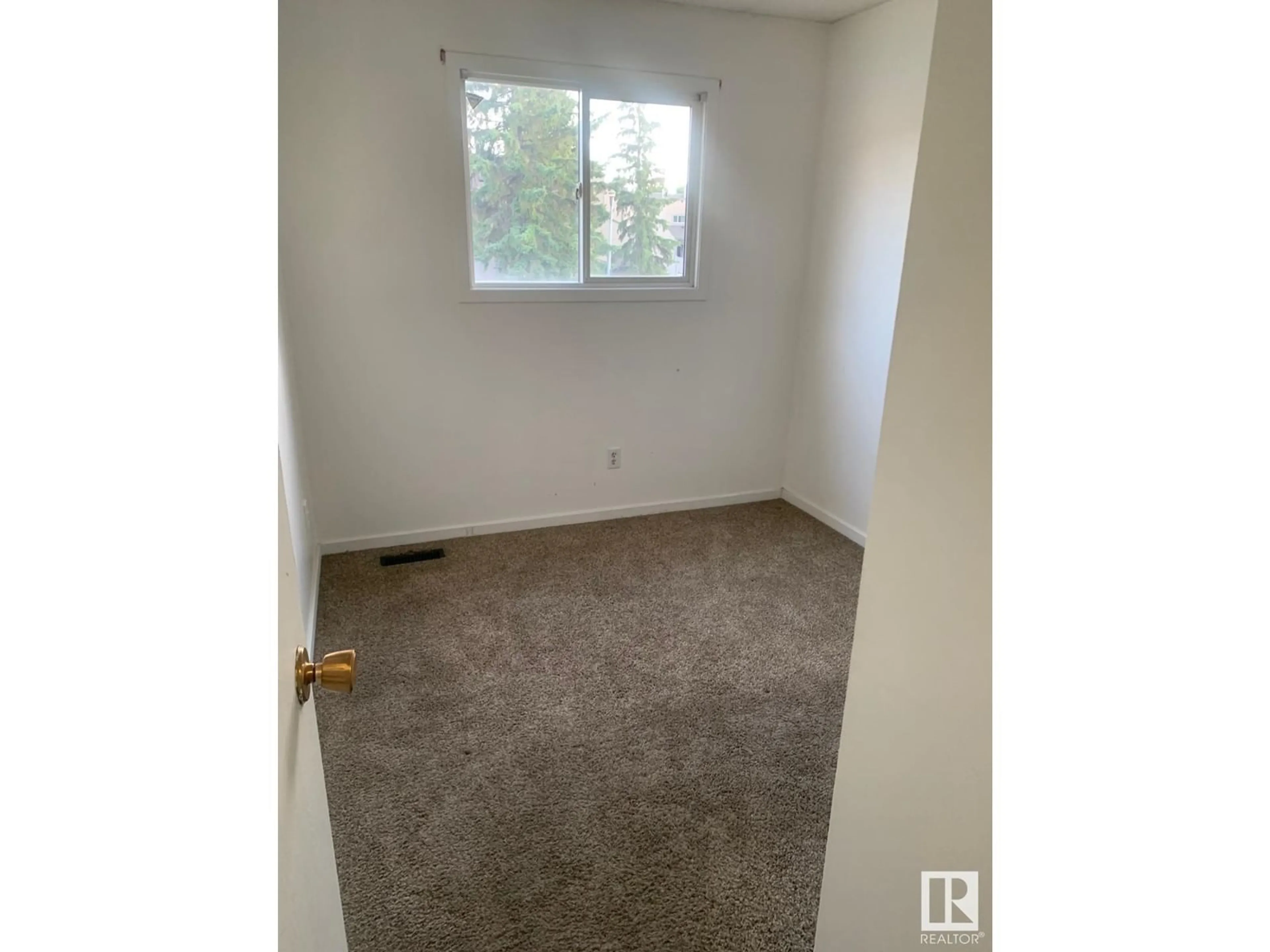 A pic of a room for 1750 LAKEWOOD RD S NW, Edmonton Alberta T6K2V9