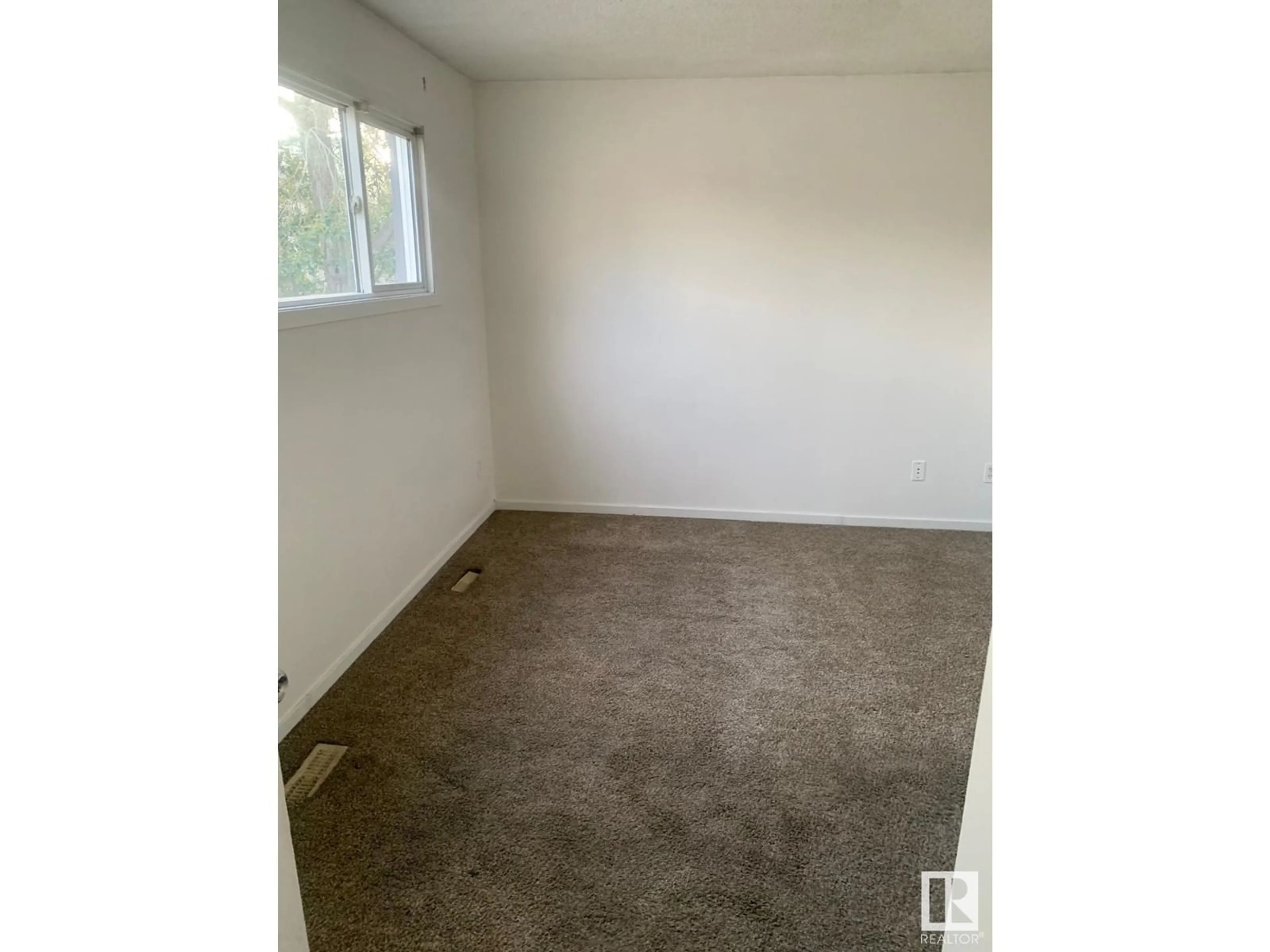 A pic of a room for 1750 LAKEWOOD RD S NW, Edmonton Alberta T6K2V9