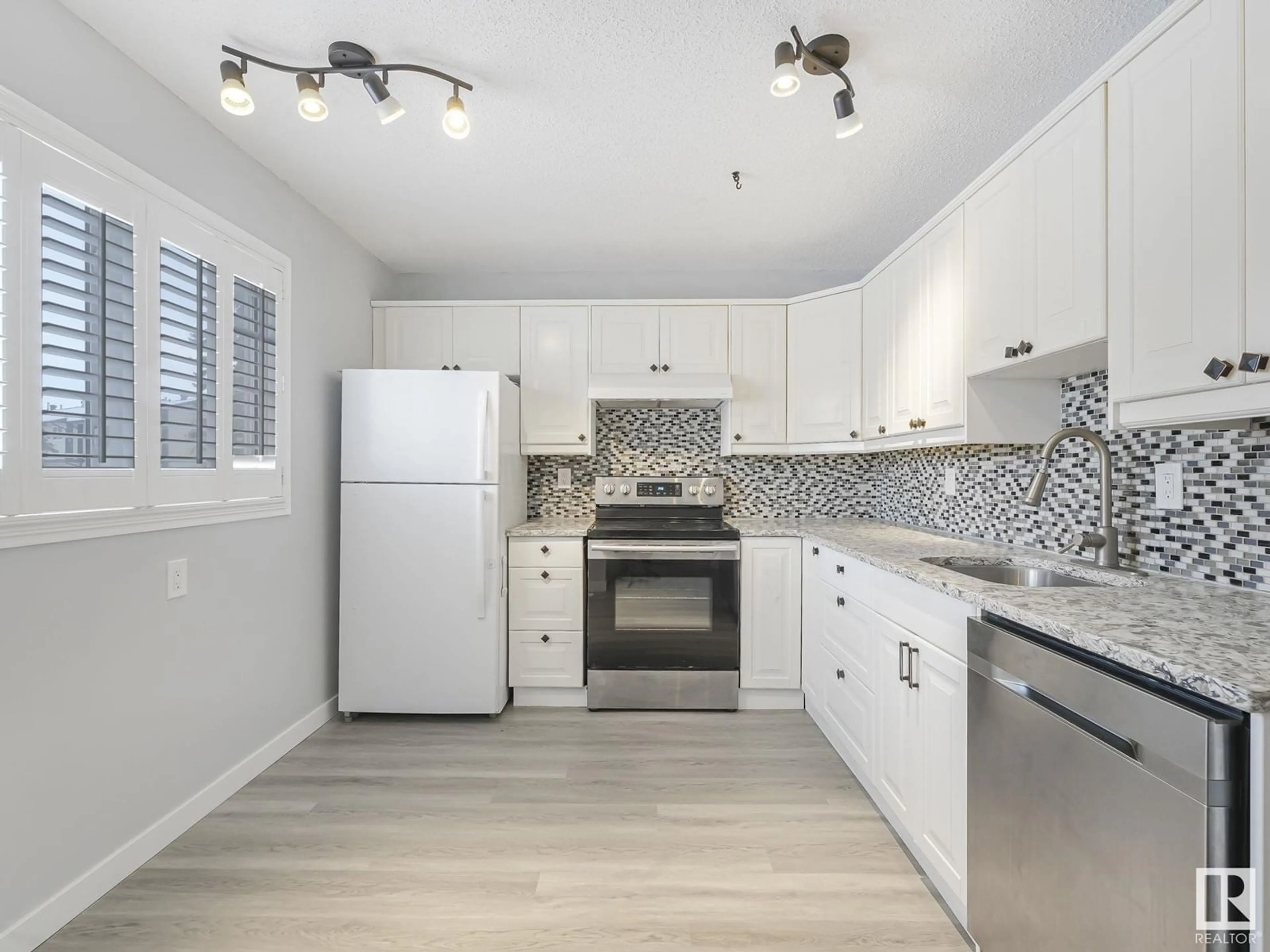 Open concept kitchen, unknown for 18154 93 AV NW, Edmonton Alberta T5T1Y1