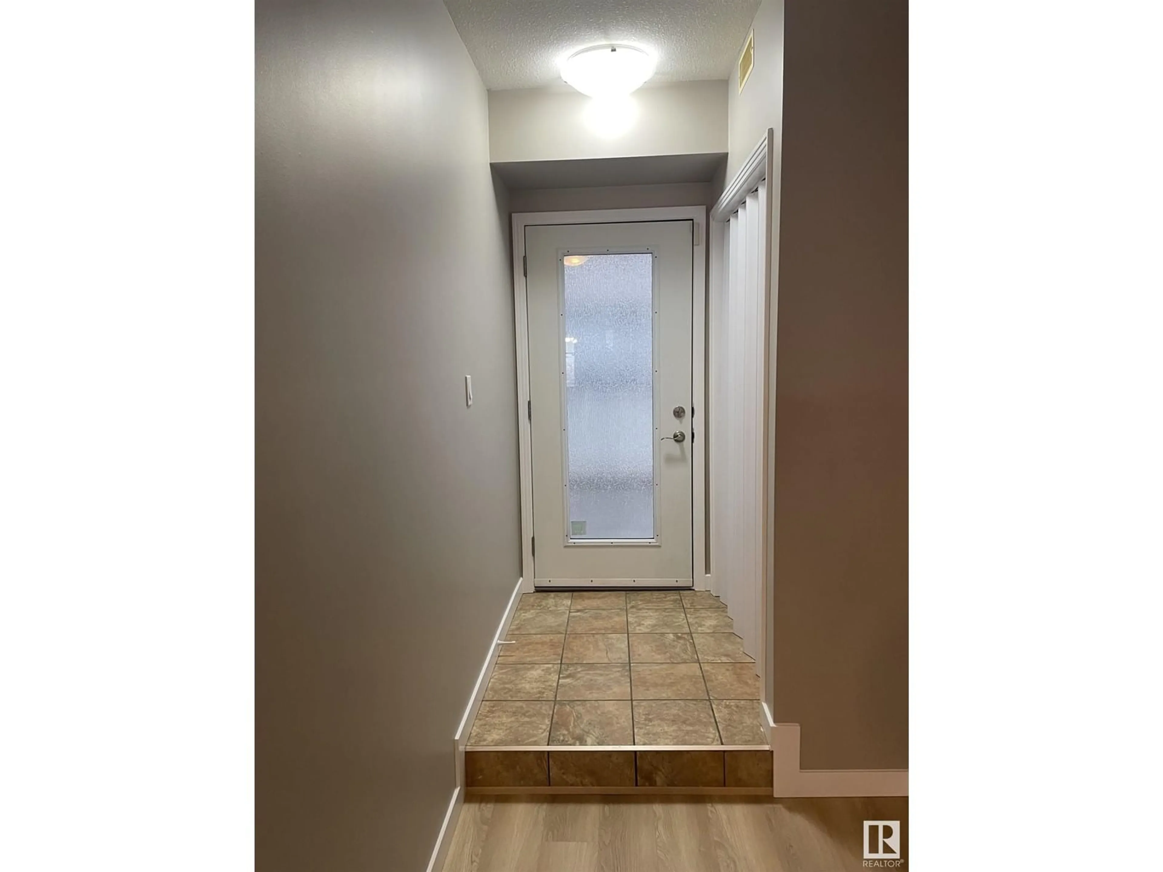 Indoor entryway for #211 10503 98 AV NW, Edmonton Alberta T5K0B2