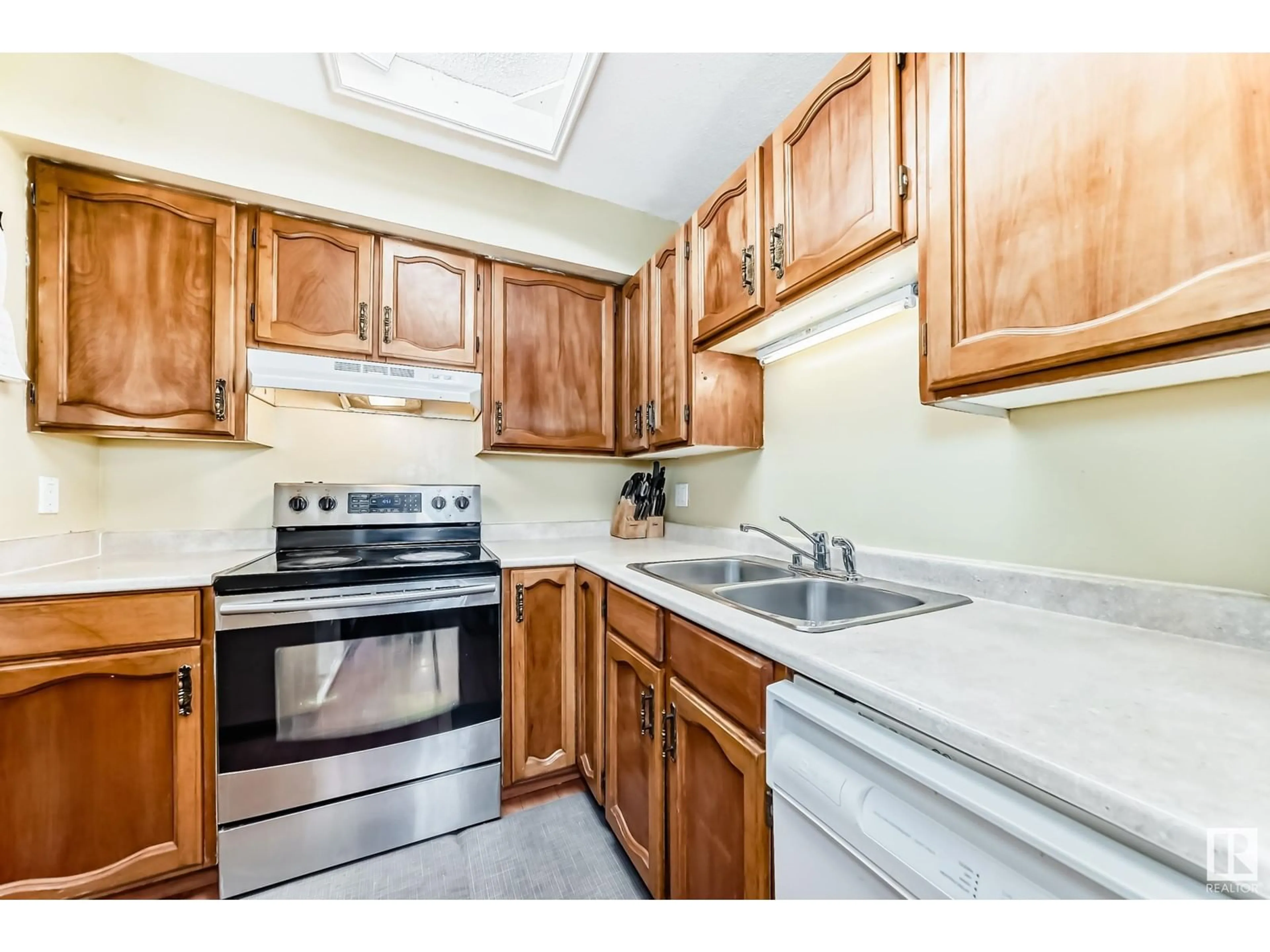 Standard kitchen, unknown for 10640 158 AV NW, Edmonton Alberta T5X4H5