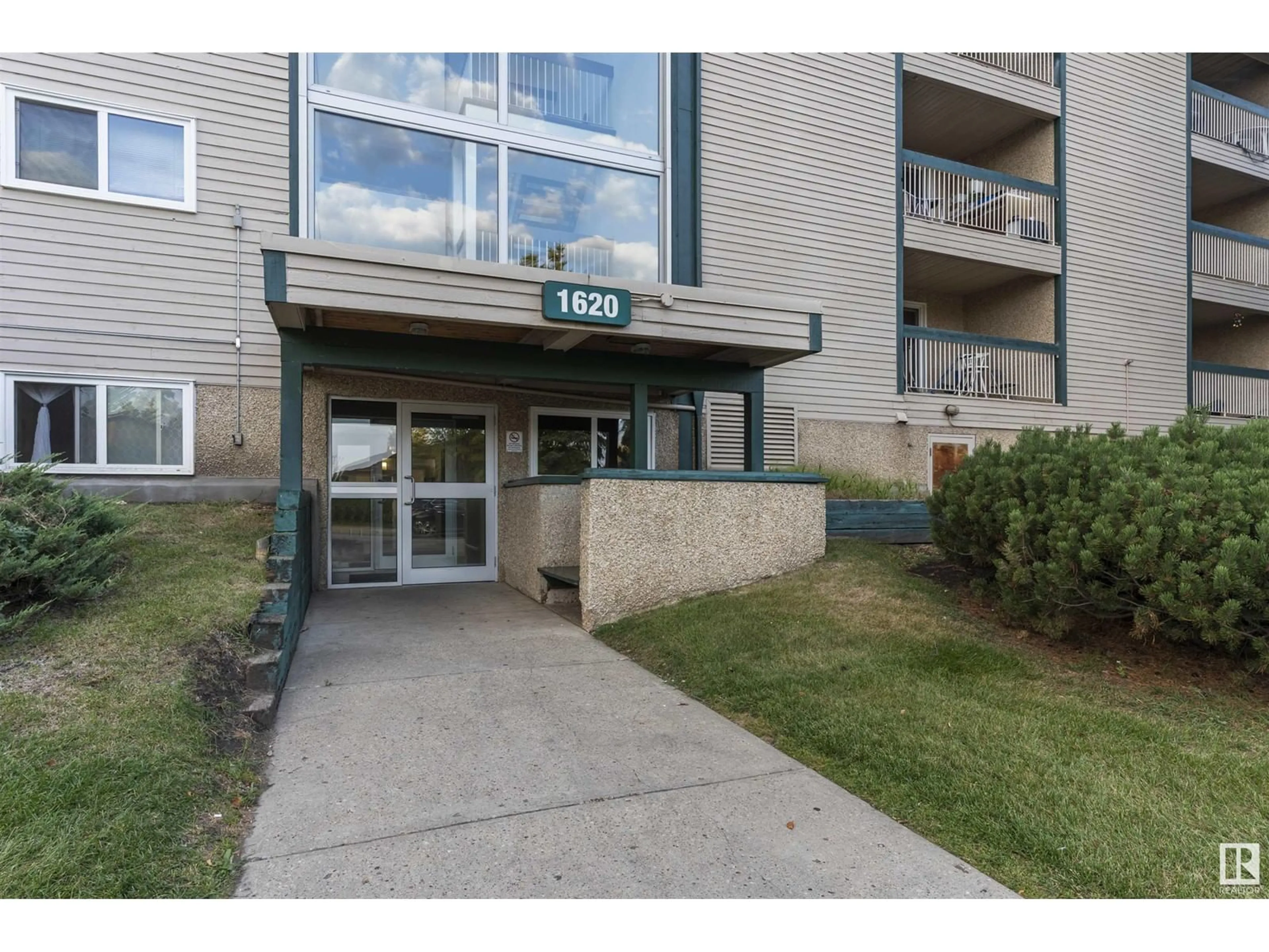 Indoor foyer for #405 1620 48 ST NW, Edmonton Alberta T6L5P1