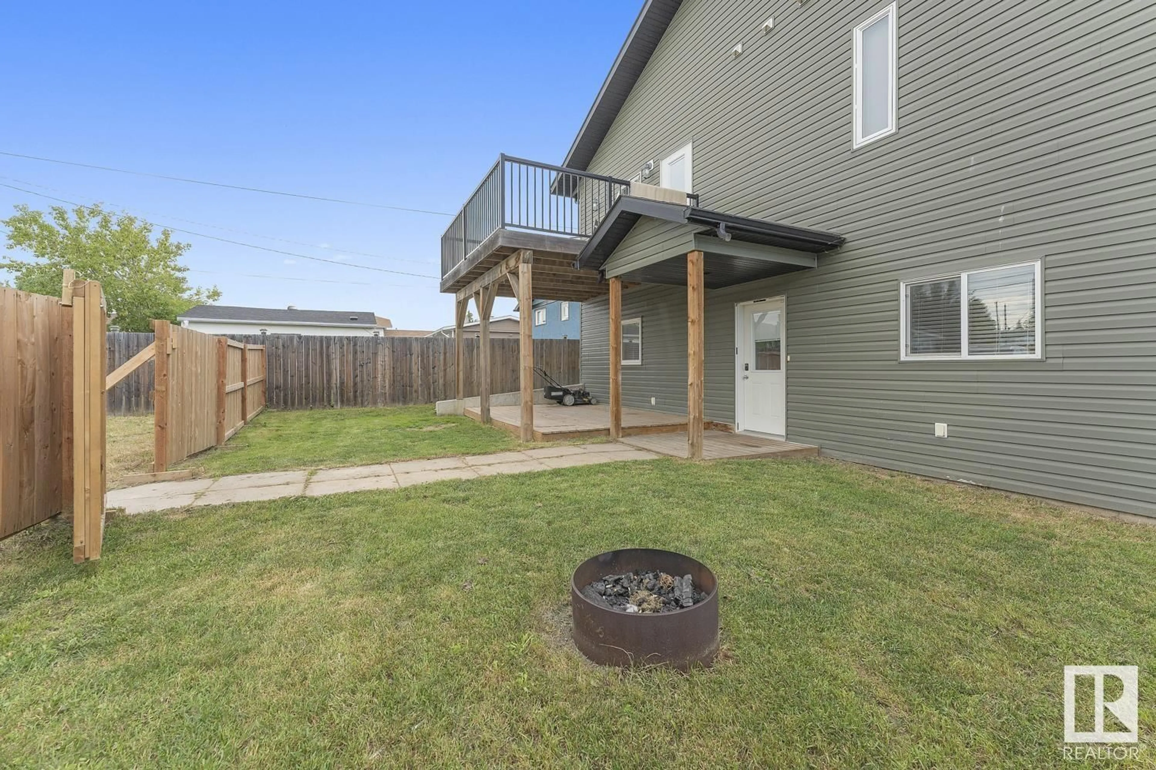 Patio, street for 509 13 ST, Cold Lake Alberta T9M1B3