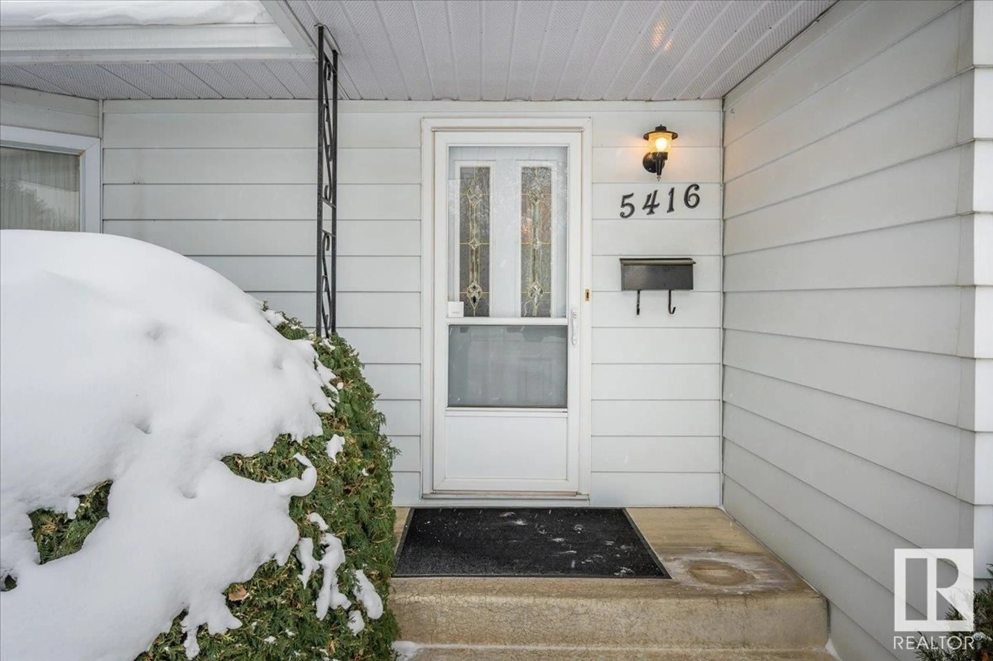 Indoor entryway for 5416 142 ST NW, Edmonton Alberta T6H4B8