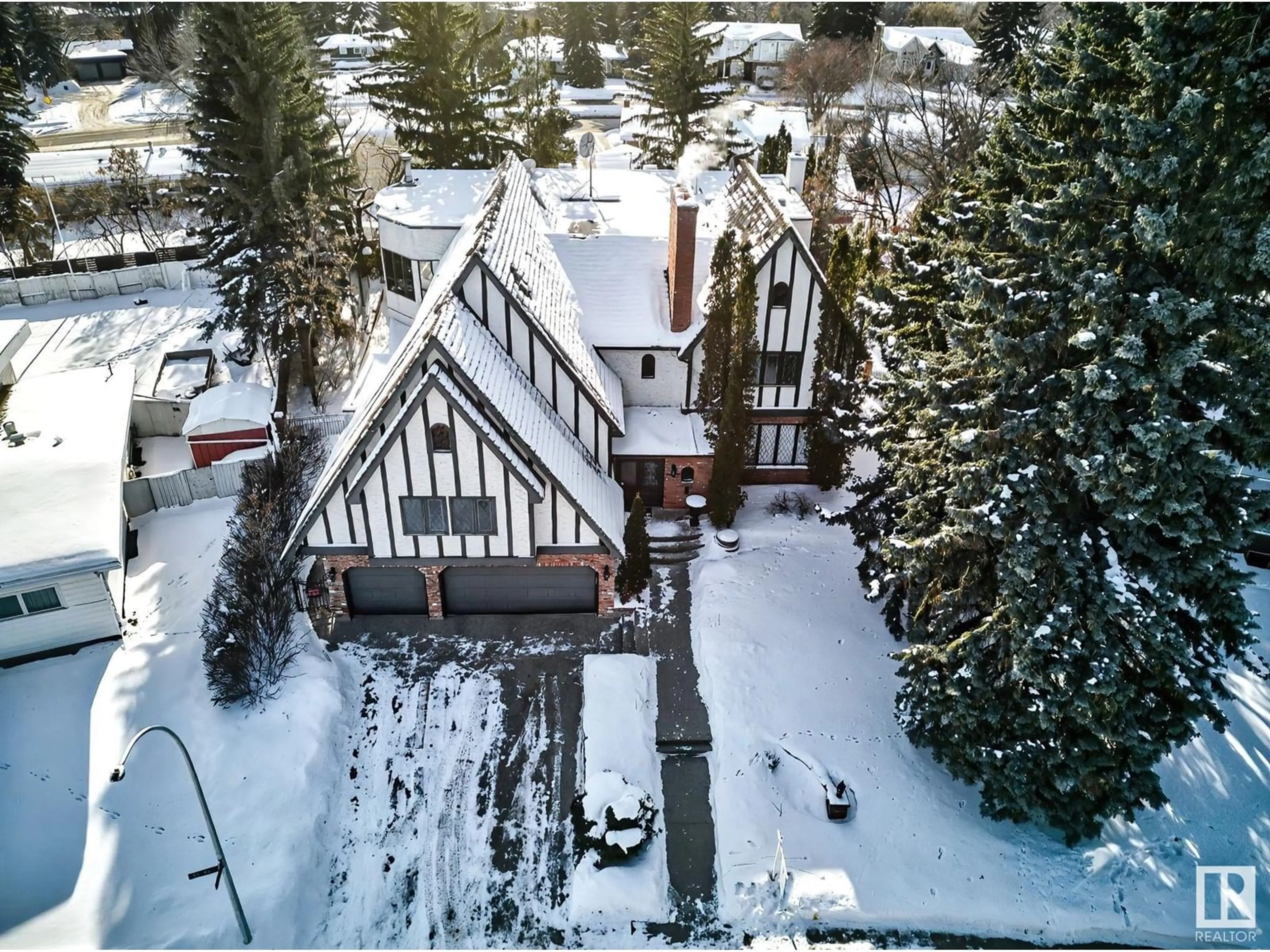 A pic from outside/outdoor area/front of a property/back of a property/a pic from drone, street for 13615 86 AV NW, Edmonton Alberta T5R4A8