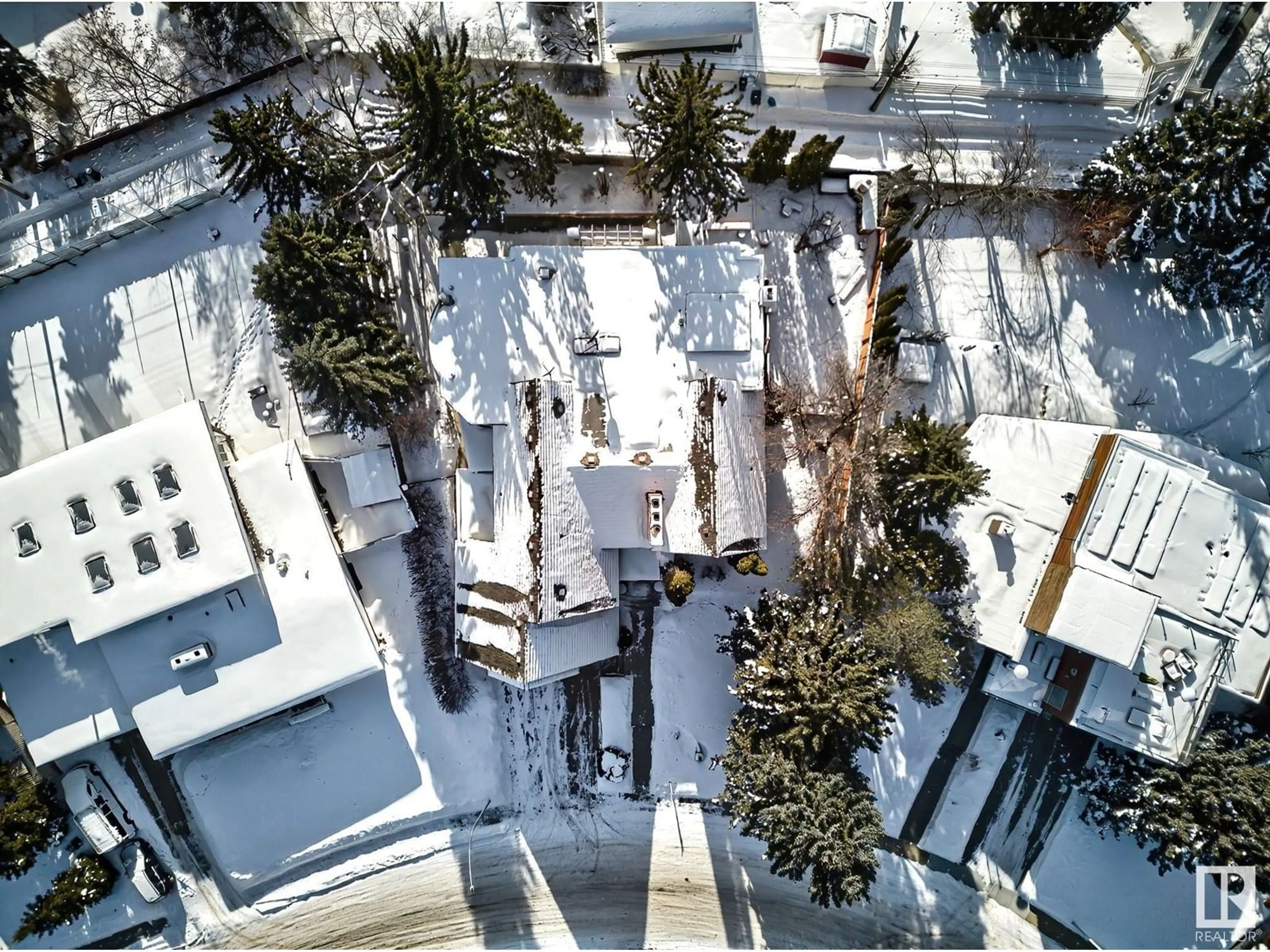 A pic from outside/outdoor area/front of a property/back of a property/a pic from drone, city buildings view from balcony for 13615 86 AV NW, Edmonton Alberta T5R4A8