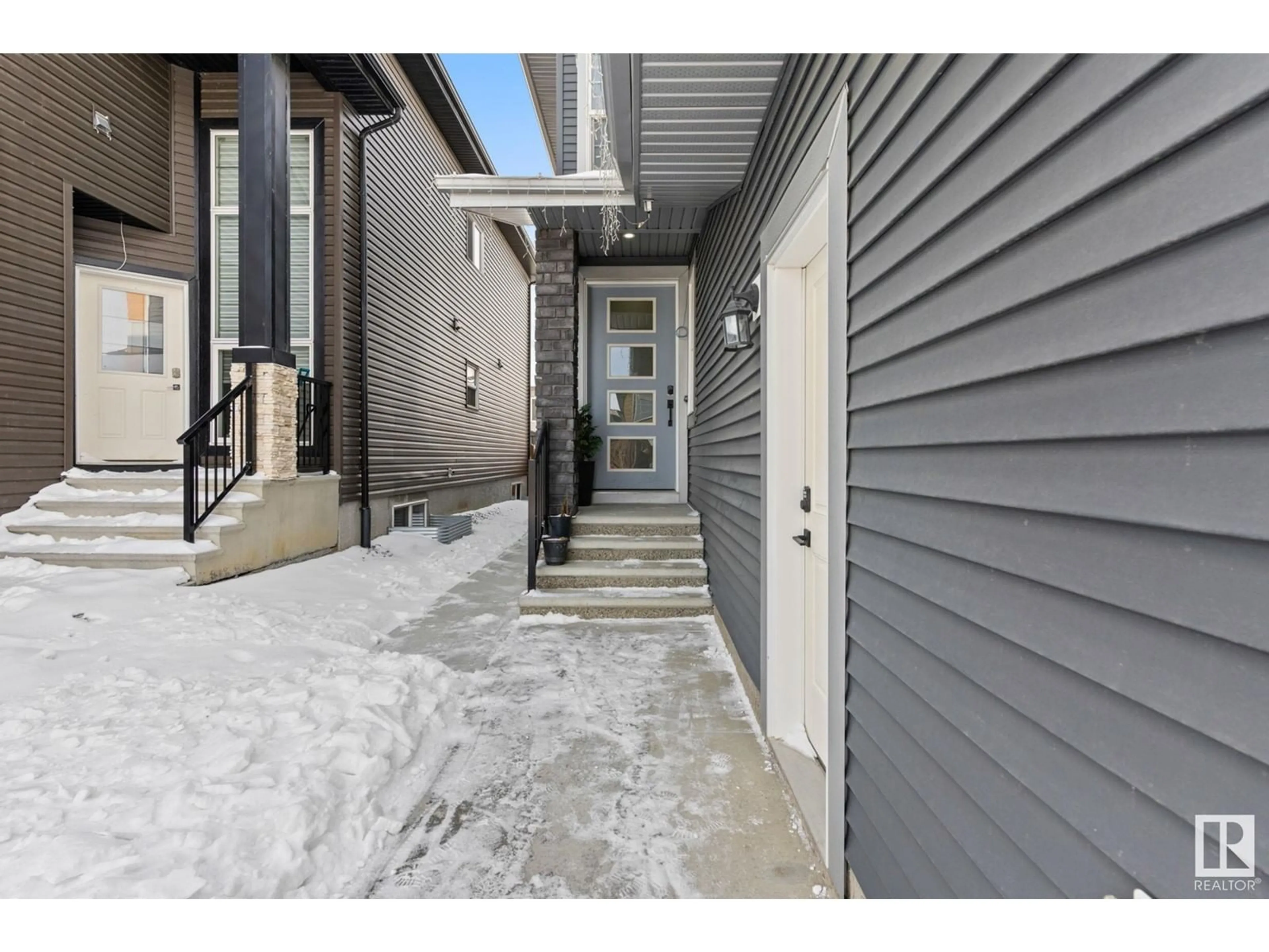 Indoor entryway for 108 37 ST SW, Edmonton Alberta T6X2W4