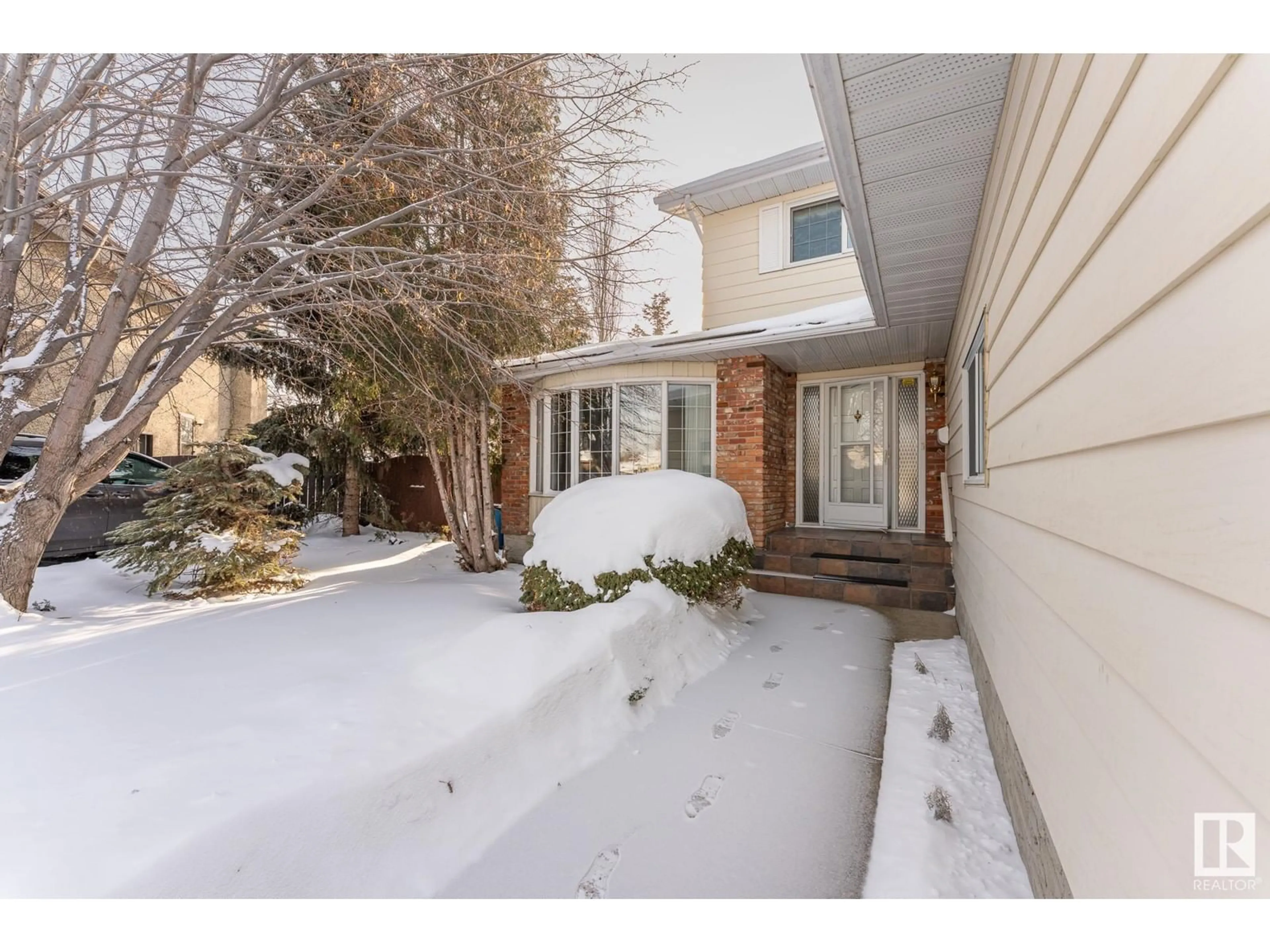 Indoor entryway for 11107 24 AV NW, Edmonton Alberta T6J4P7