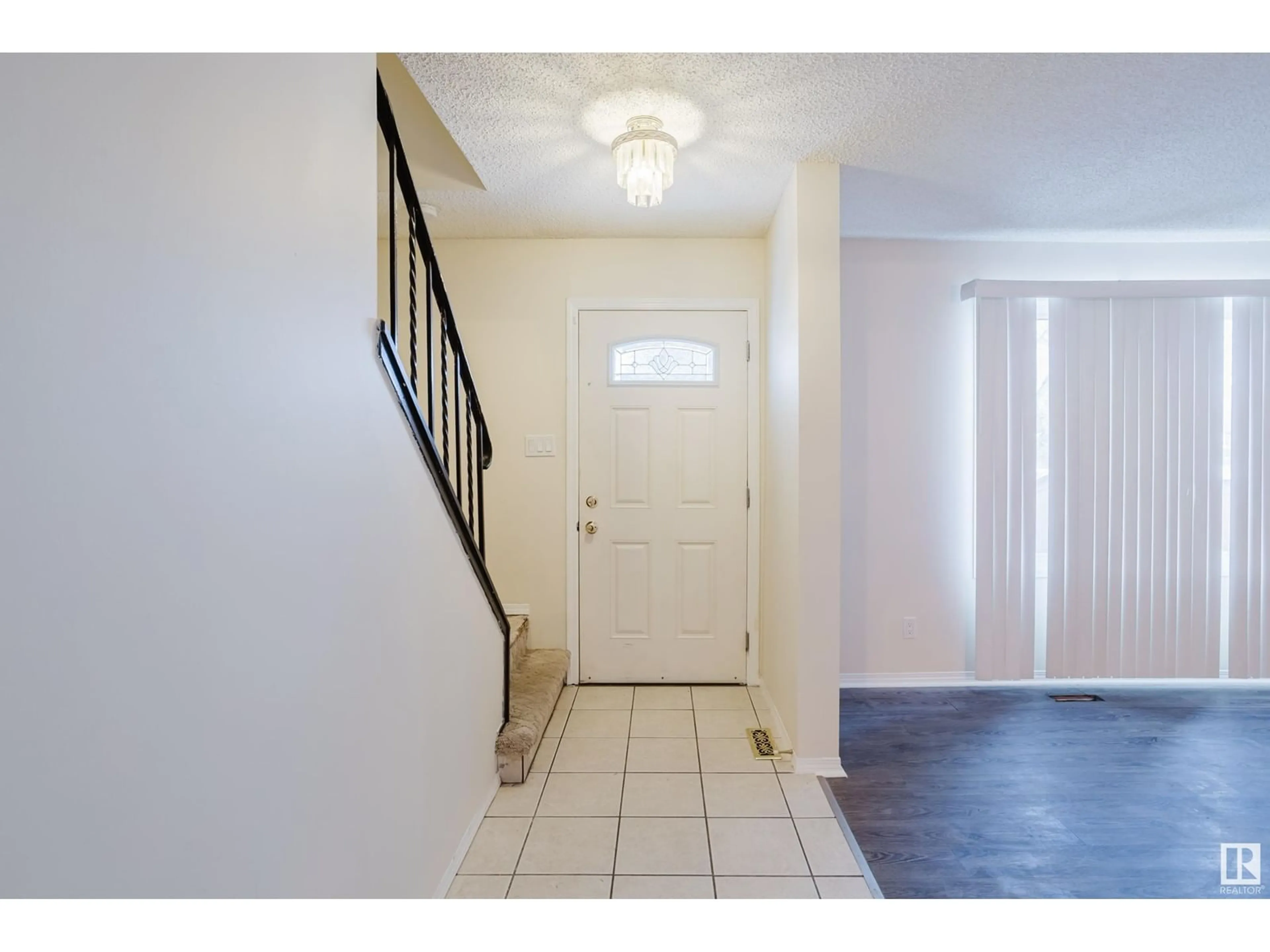 Indoor entryway for 102 PRIMROSE GARDENS NW, Edmonton Alberta T5T0R1