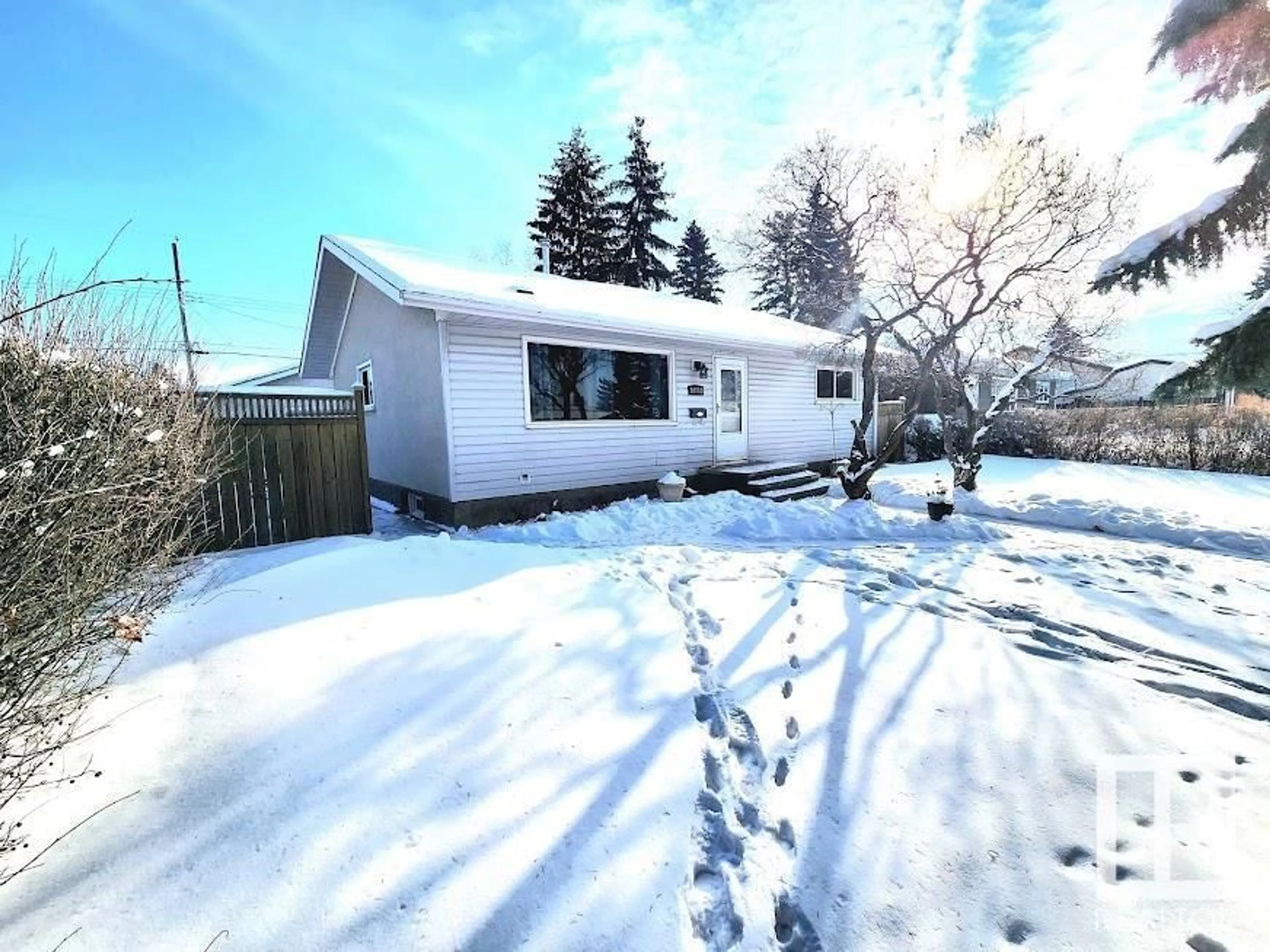 A pic from outside/outdoor area/front of a property/back of a property/a pic from drone, street for 10543 46 ST NW NW, Edmonton Alberta T6A1Y4