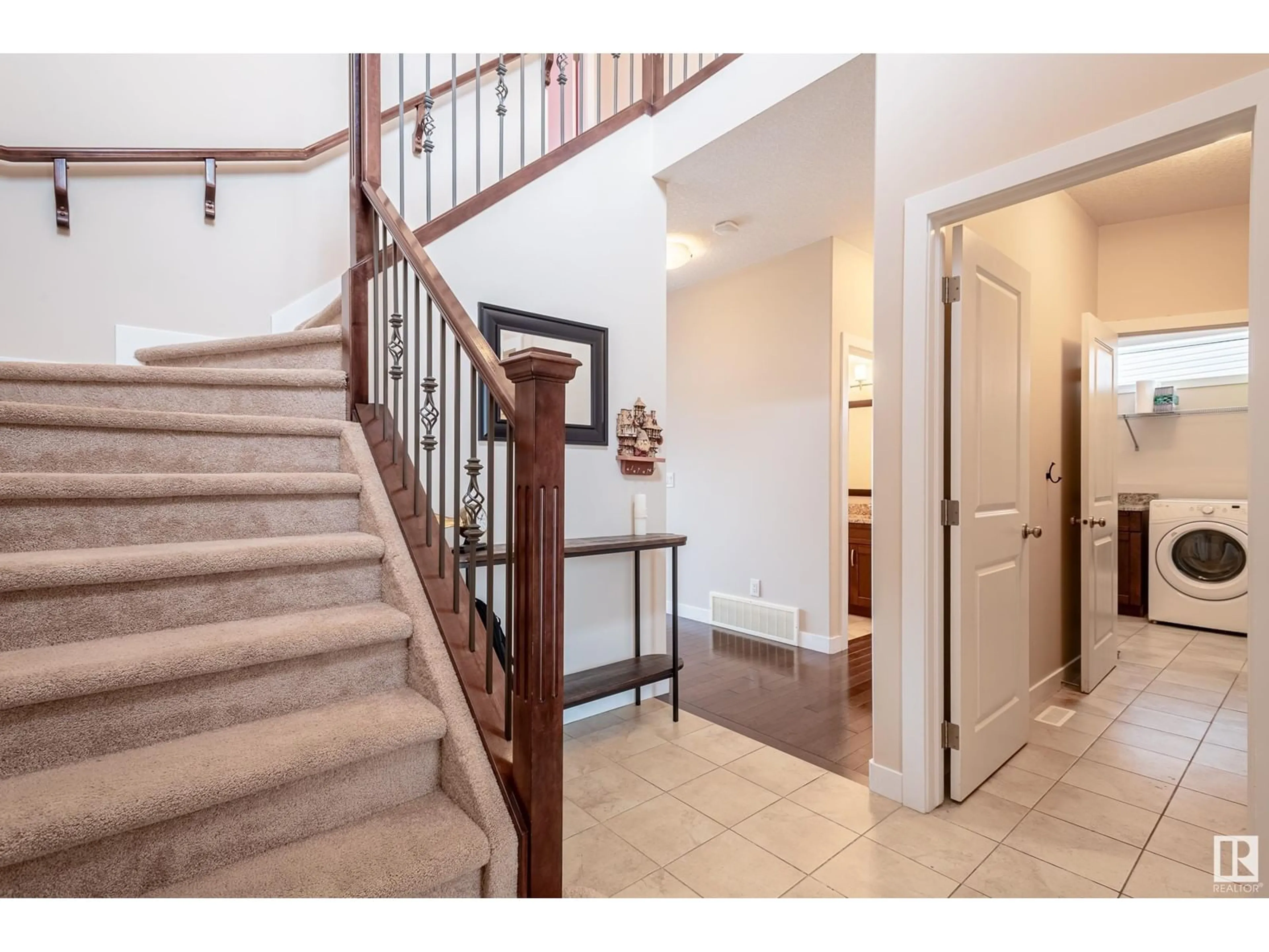 Indoor foyer for 21 ETOILE CRES N, St. Albert Alberta T8N4L2