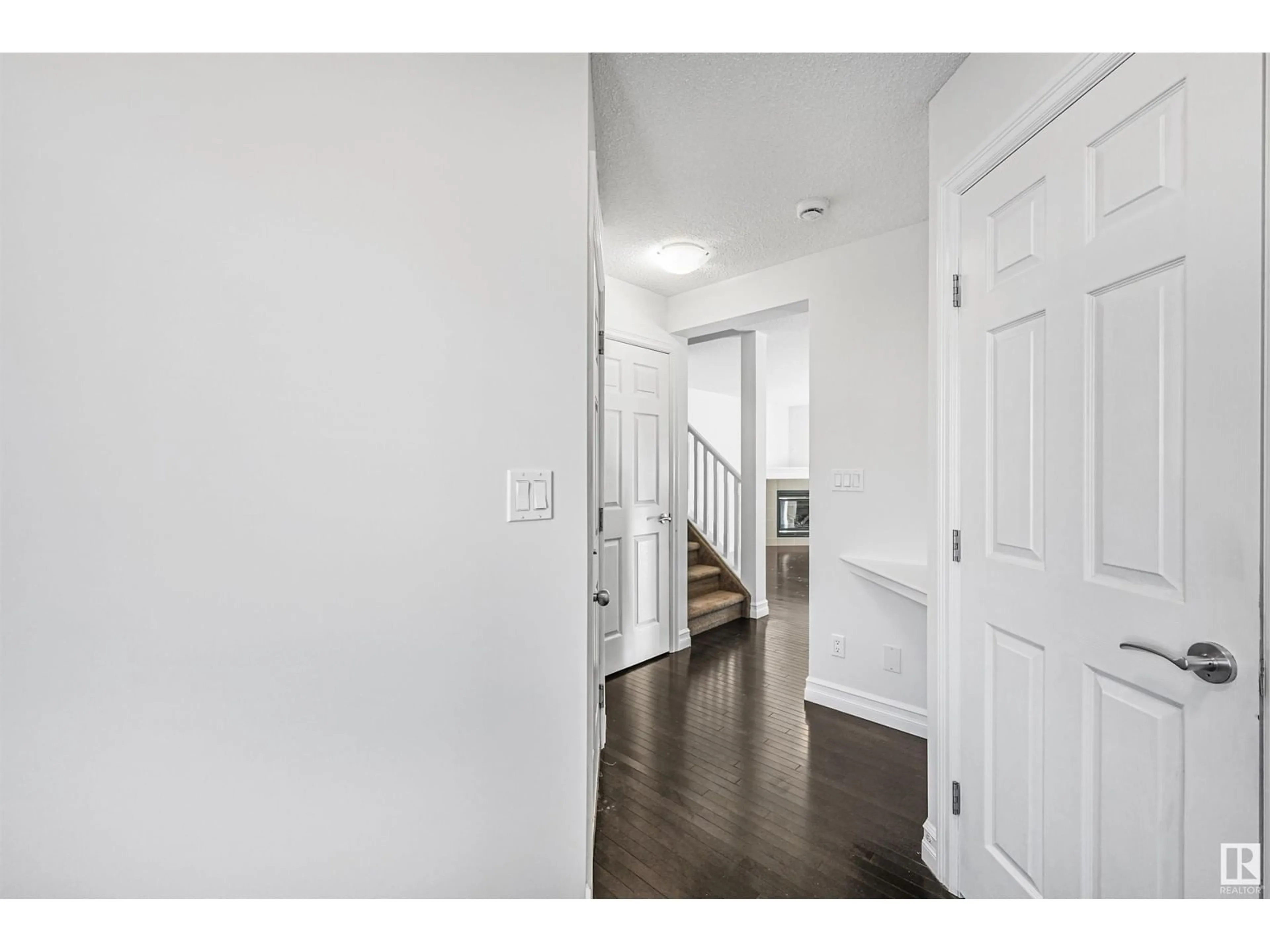 Indoor entryway for #47 219 CHARLOTTE WY, Sherwood Park Alberta T8H0T3